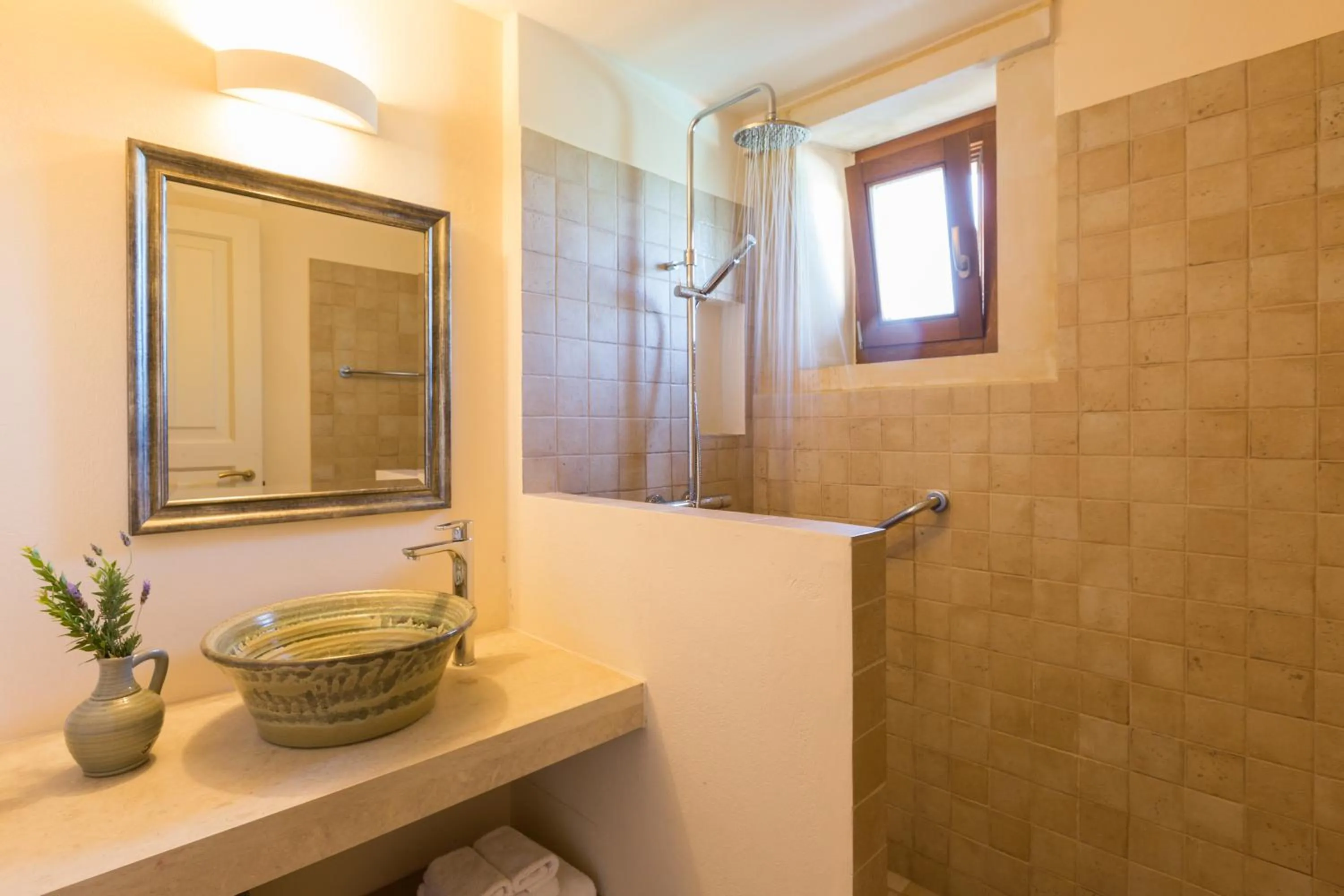 Shower in Kapsaliana Village Hotel