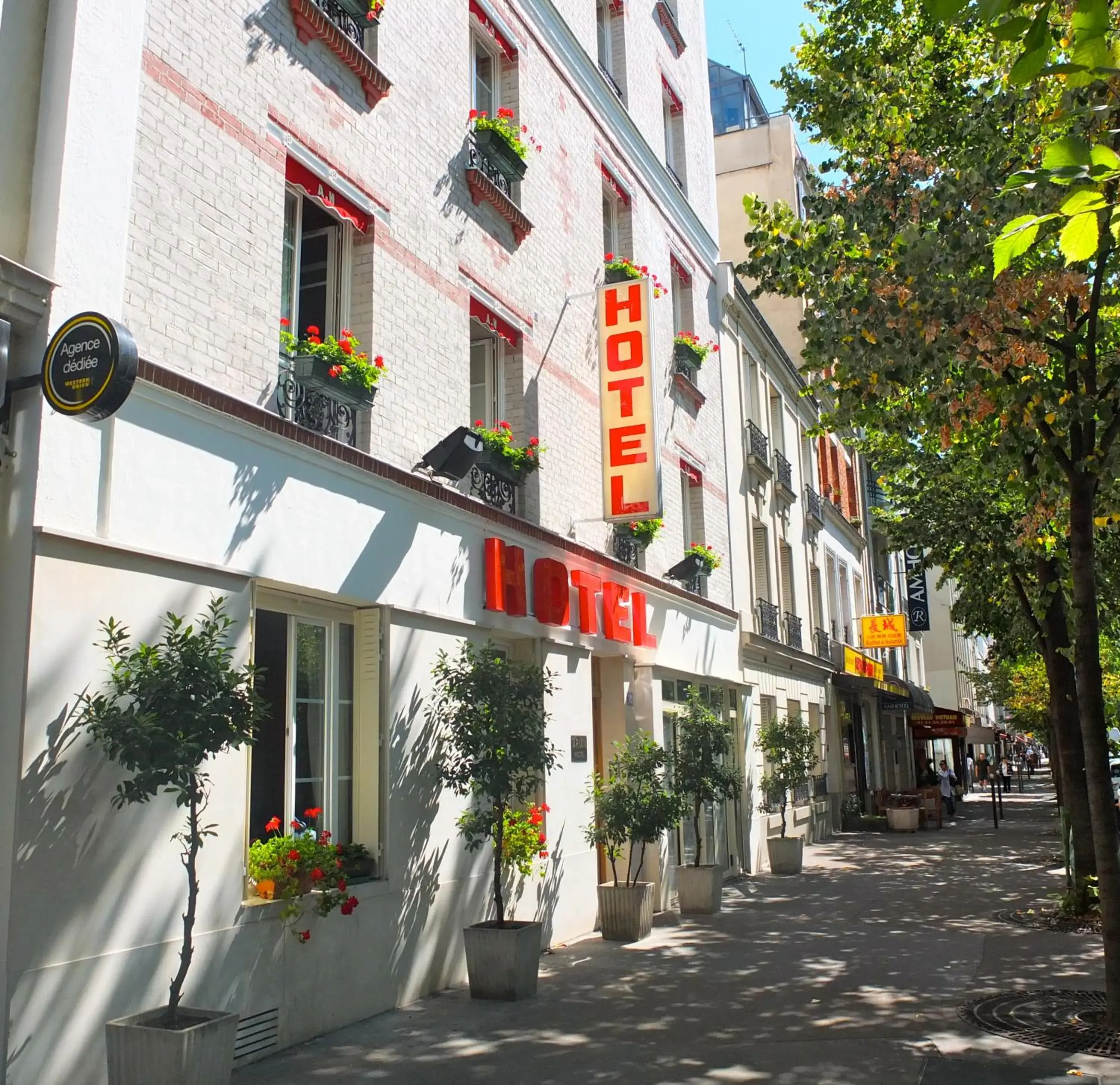 Facade/Entrance in Arian Hôtel