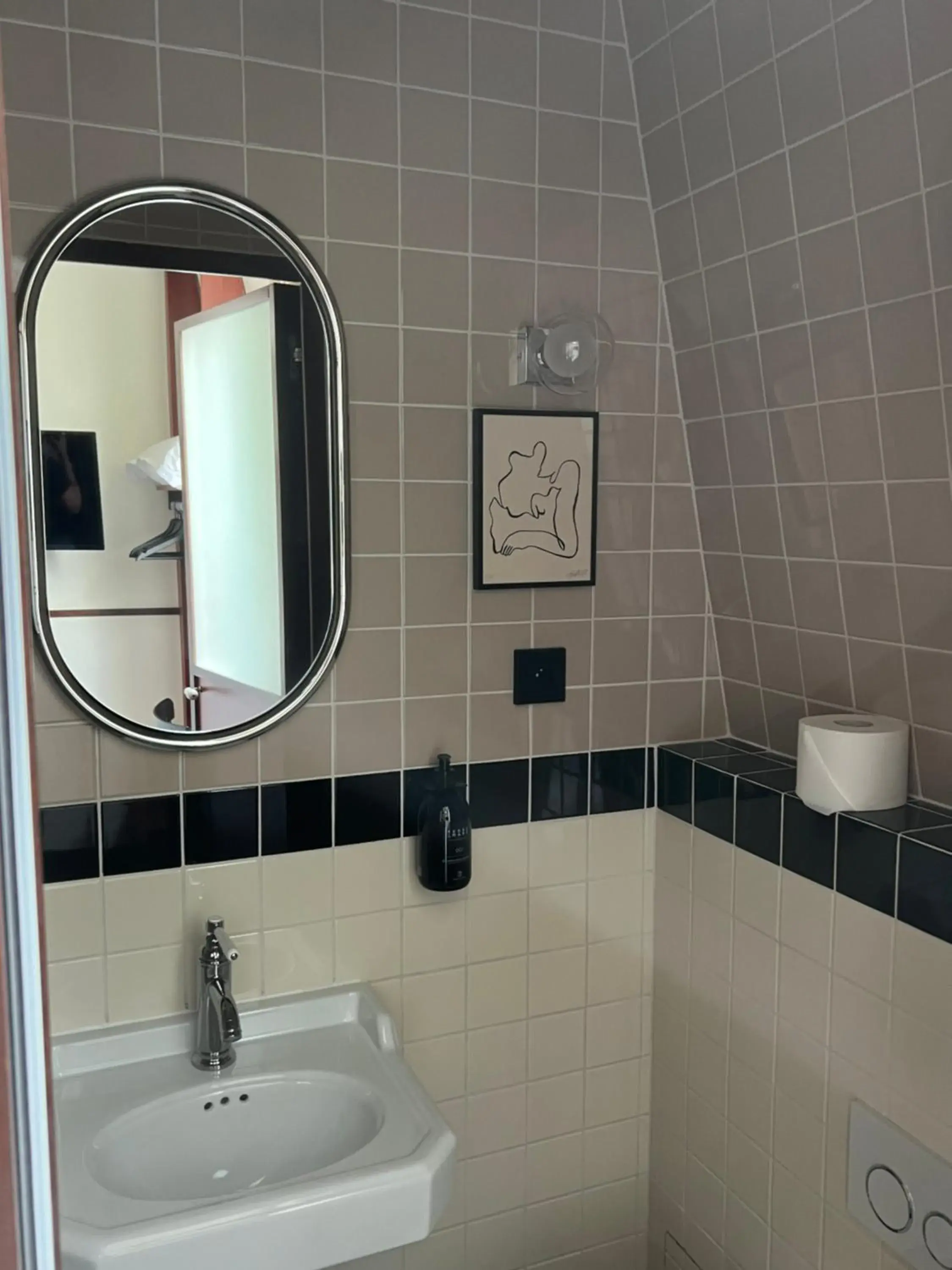 Bathroom in Arian Hôtel