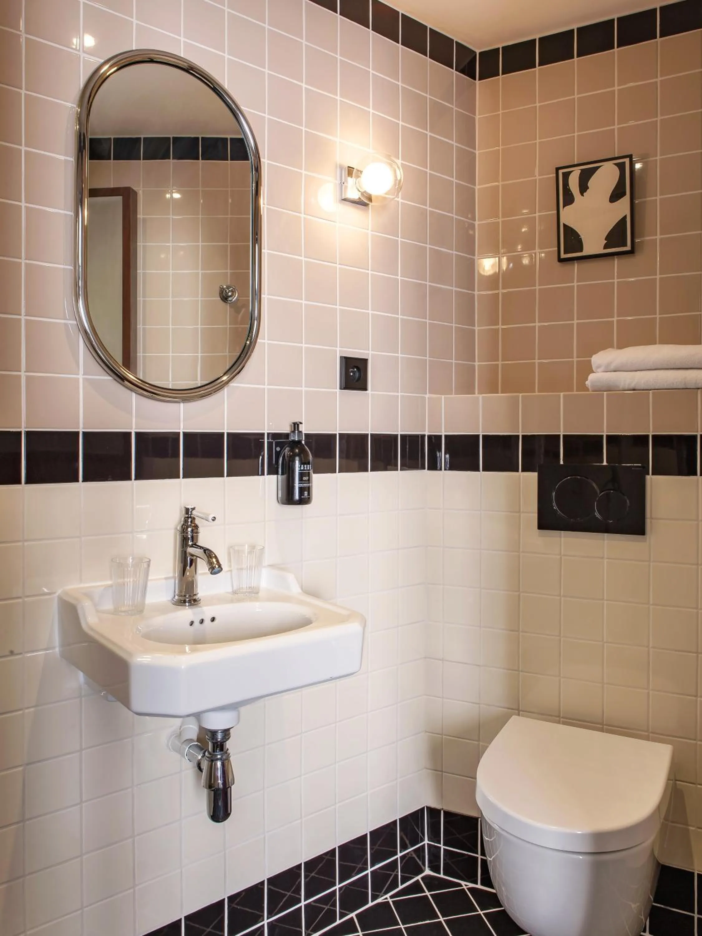 Toilet in Hôtel Marguerite