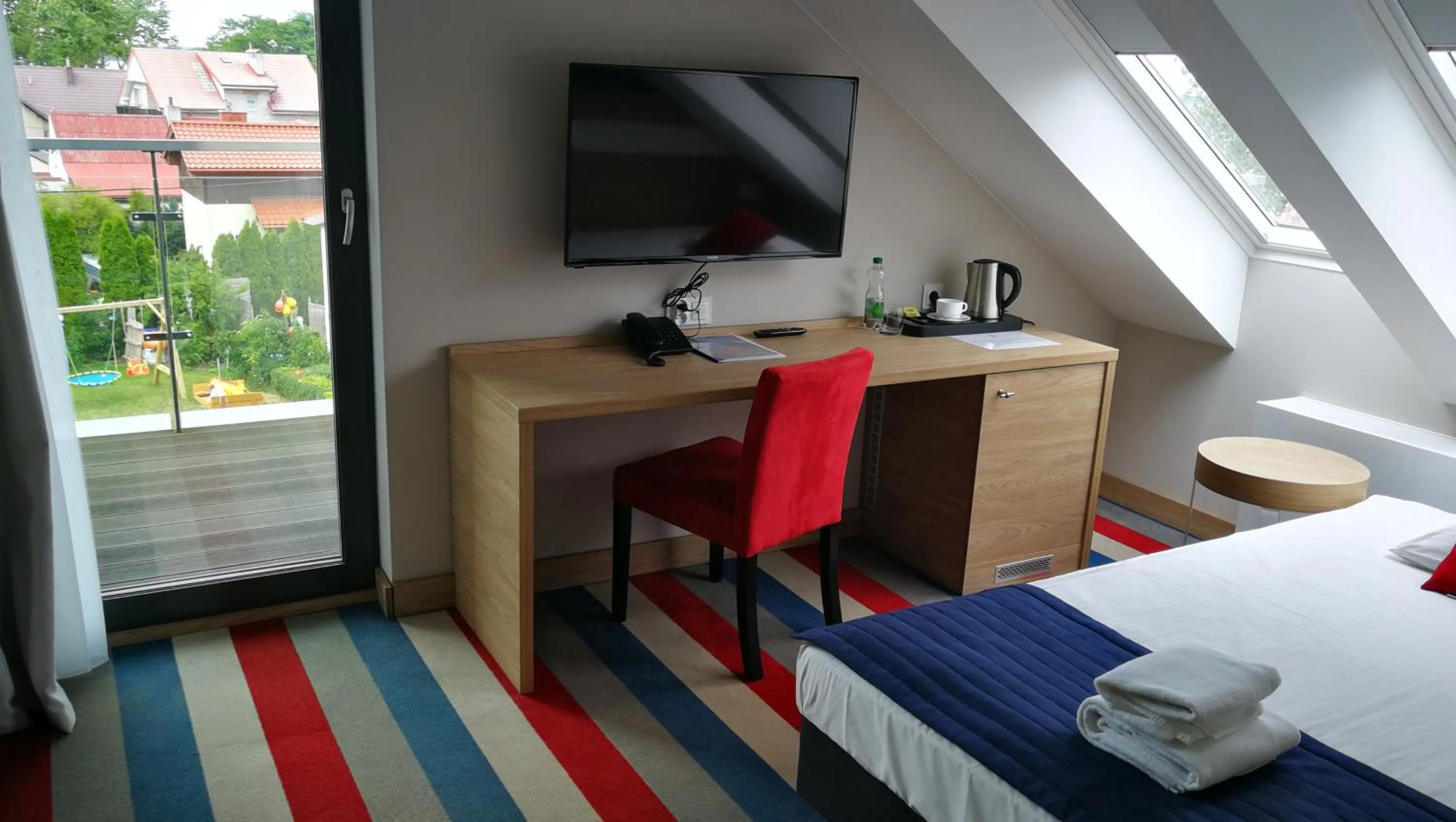 Shower, Bed in Hotel Skipper