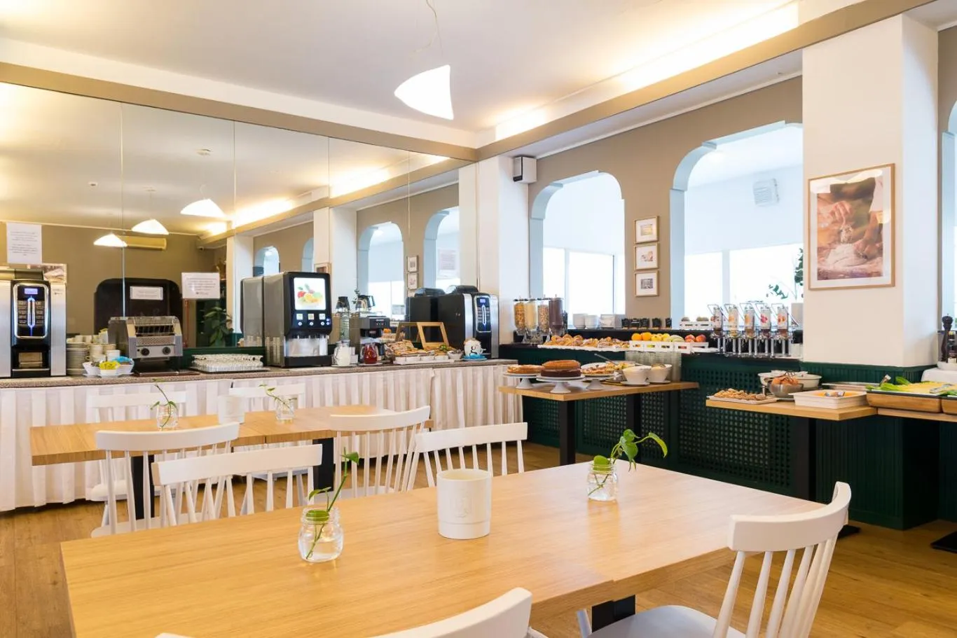 Restaurant/places to eat in Hotel Pacific