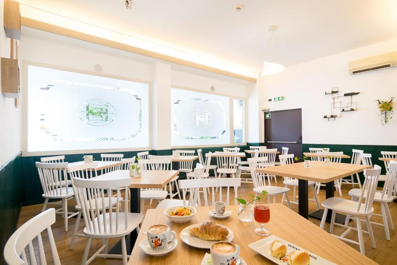 Restaurant/places to eat in Hotel Pacific