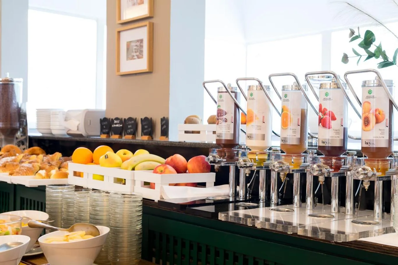 Restaurant/places to eat in Hotel Pacific