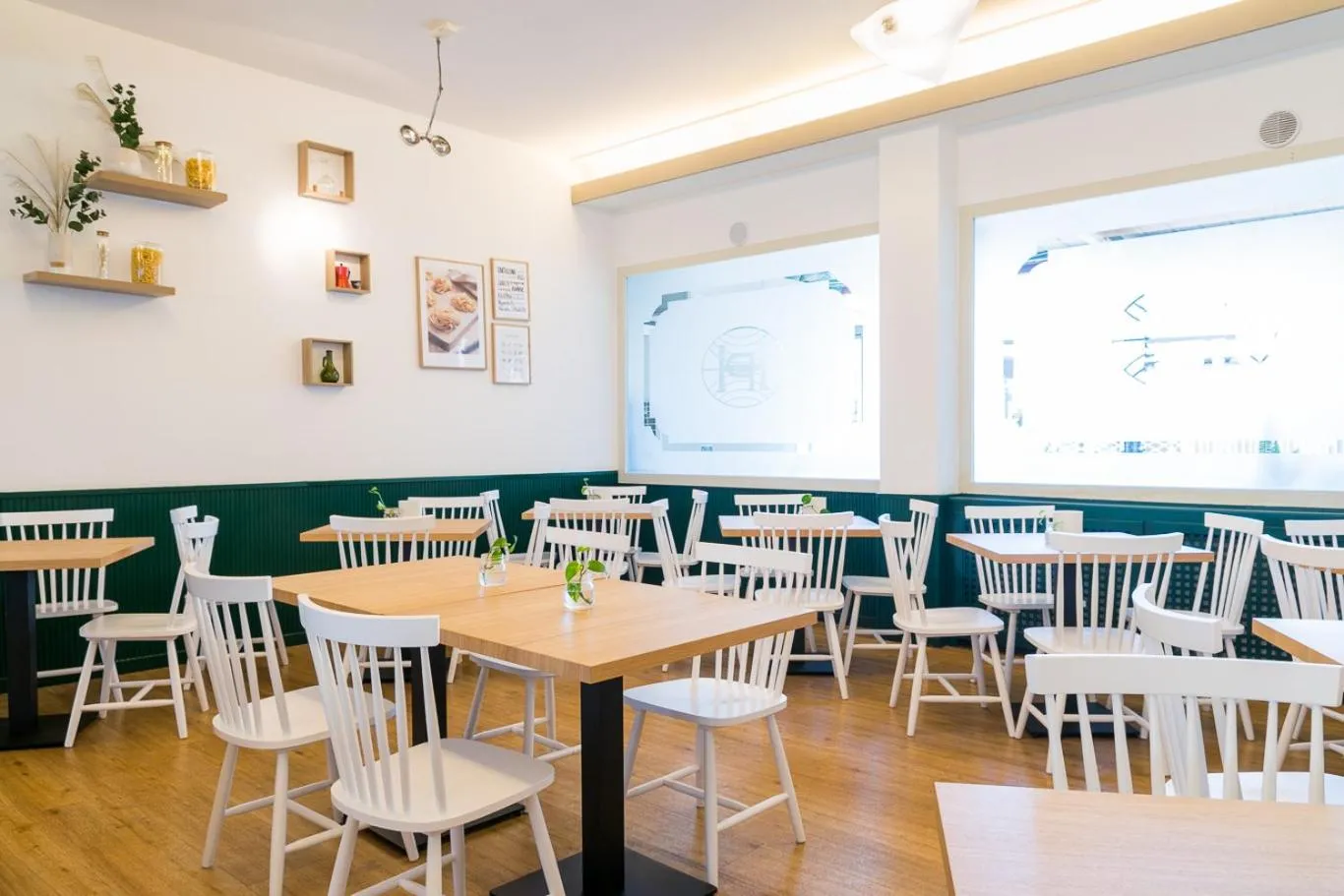 Restaurant/places to eat in Hotel Pacific