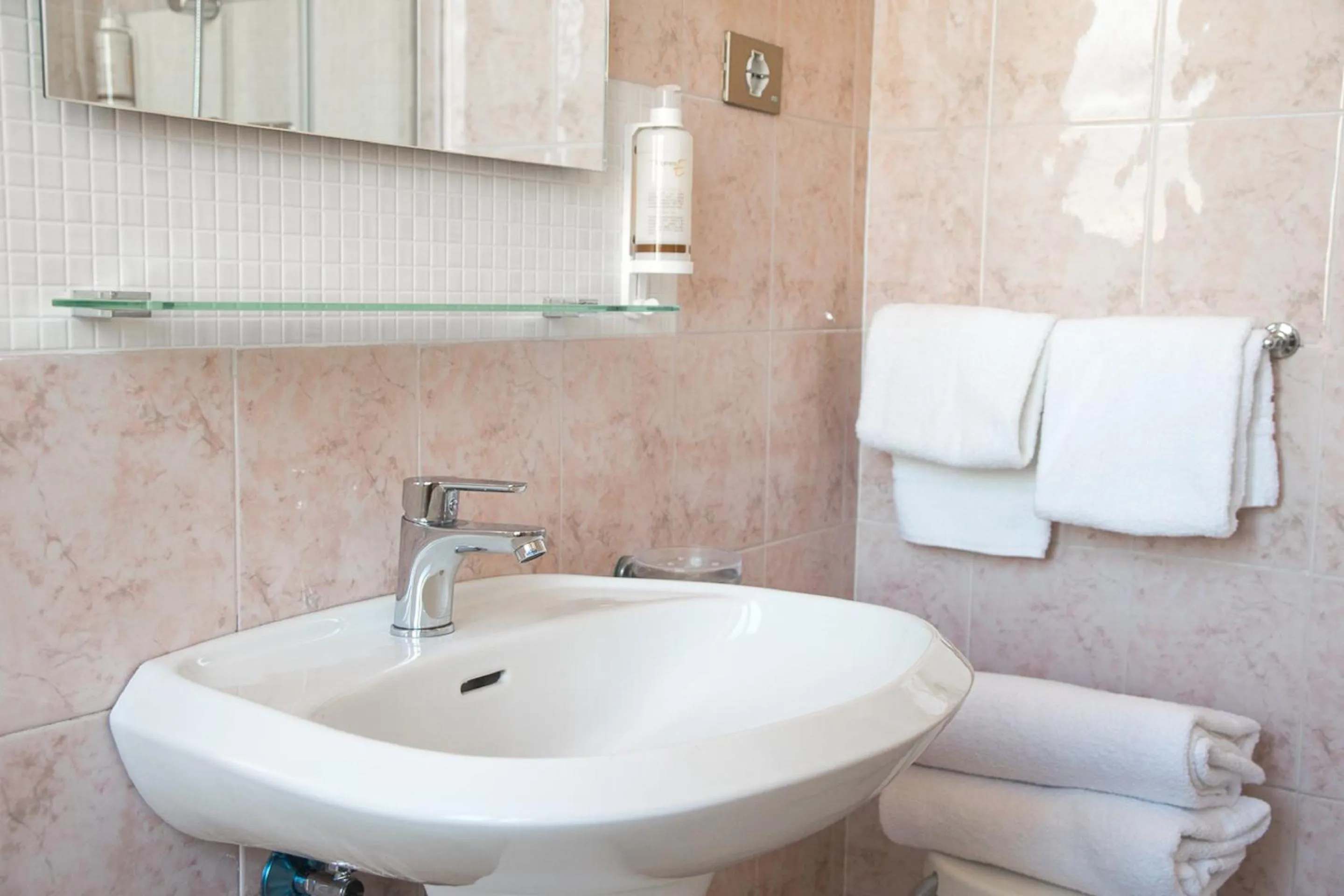 Bathroom in Hotel Pacific