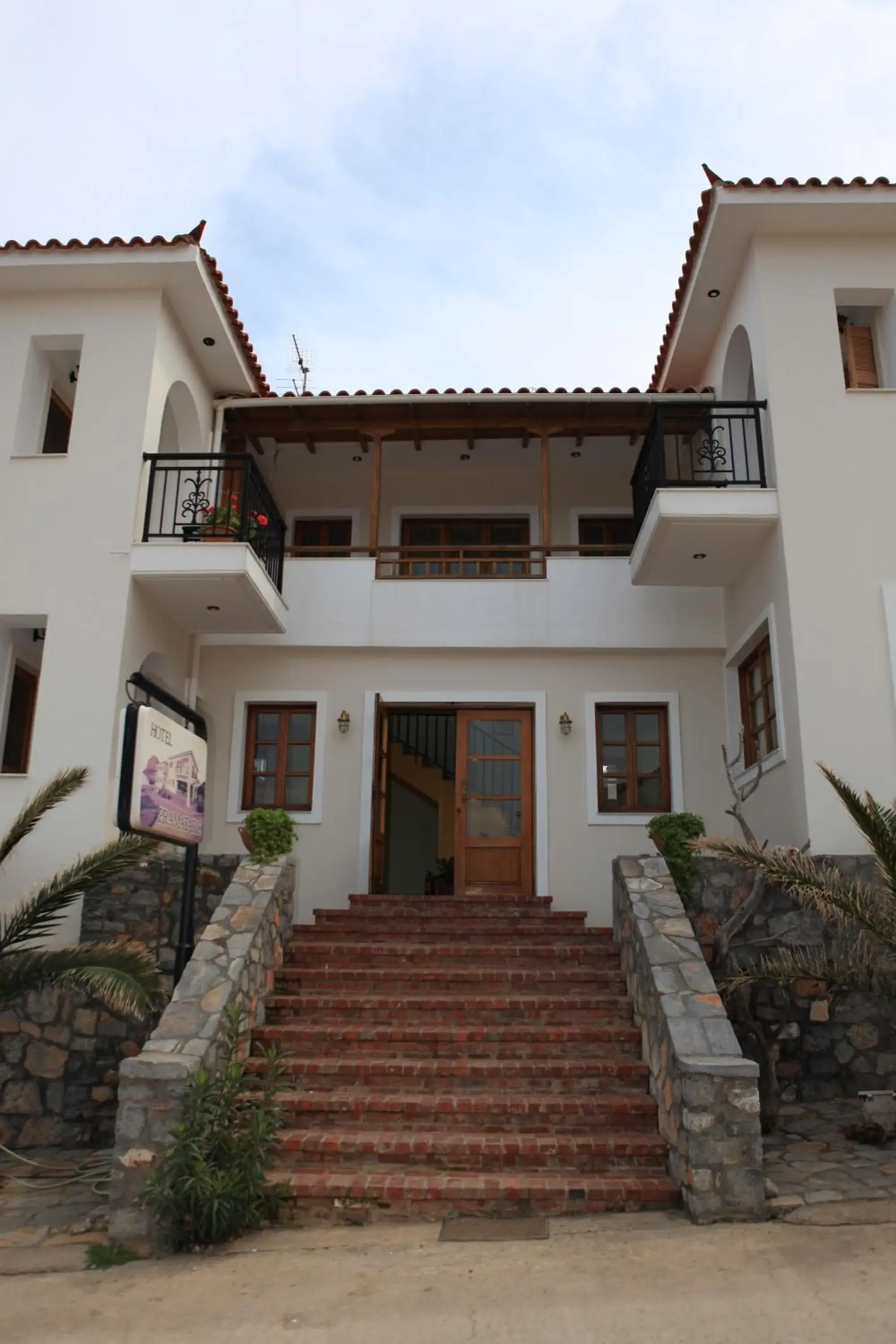 Facade/entrance in Pramataris Facade/entrance in Pramataris