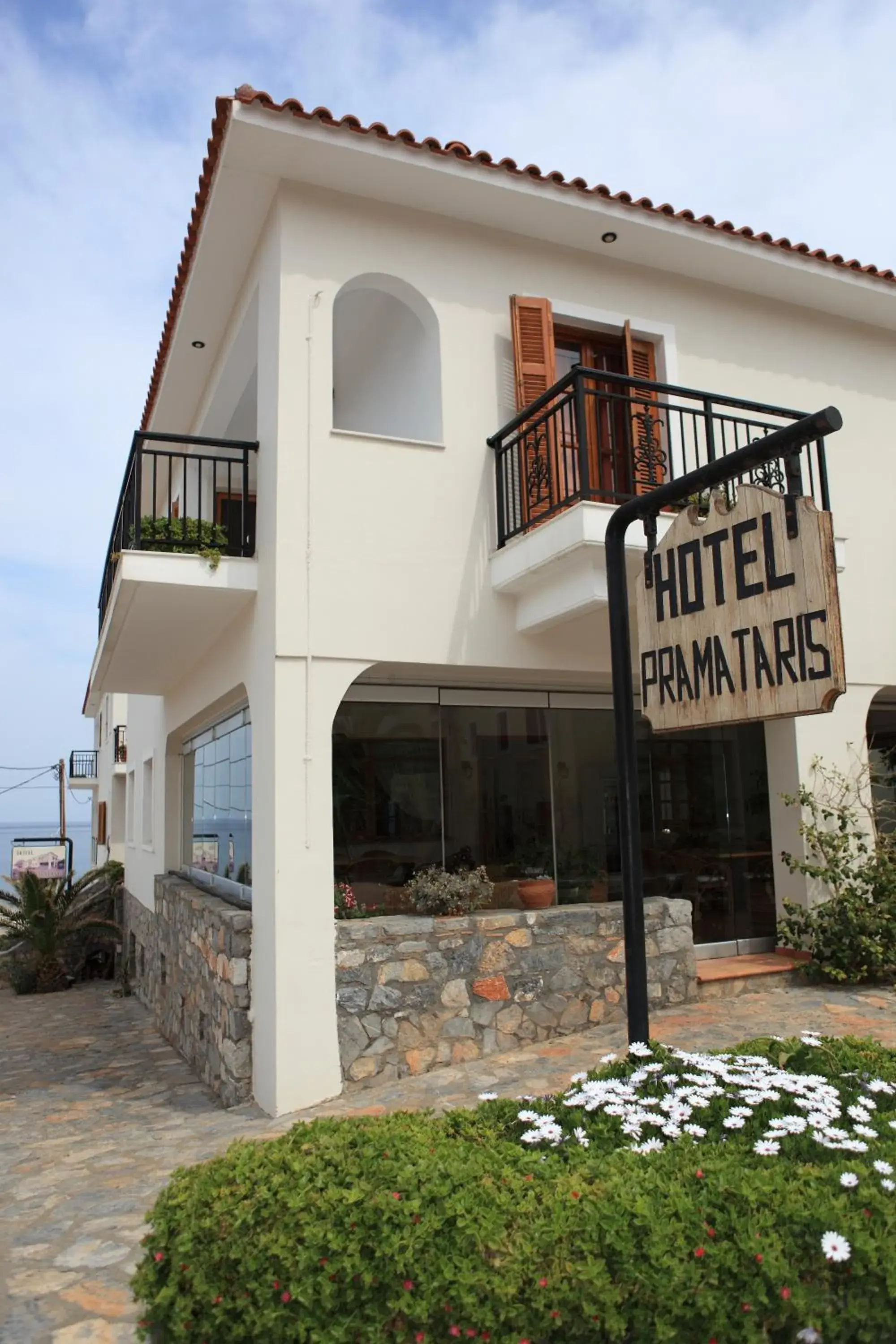 Facade/entrance in Pramataris Facade/entrance in Pramataris