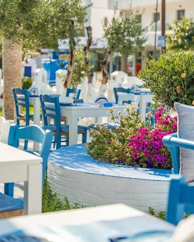 Restaurant/places to eat in Sergiani Garden Hotel Apartments