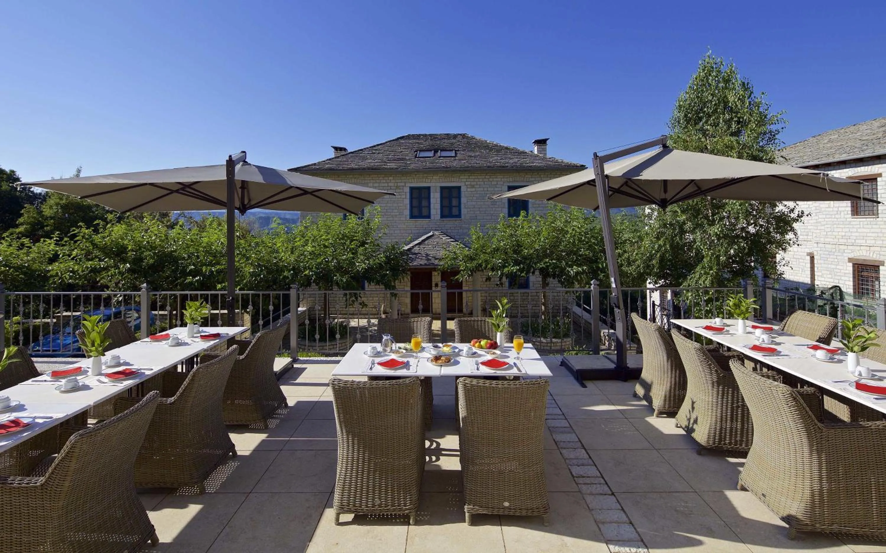 Restaurant/places to eat in Zagori Suites Luxury Residences