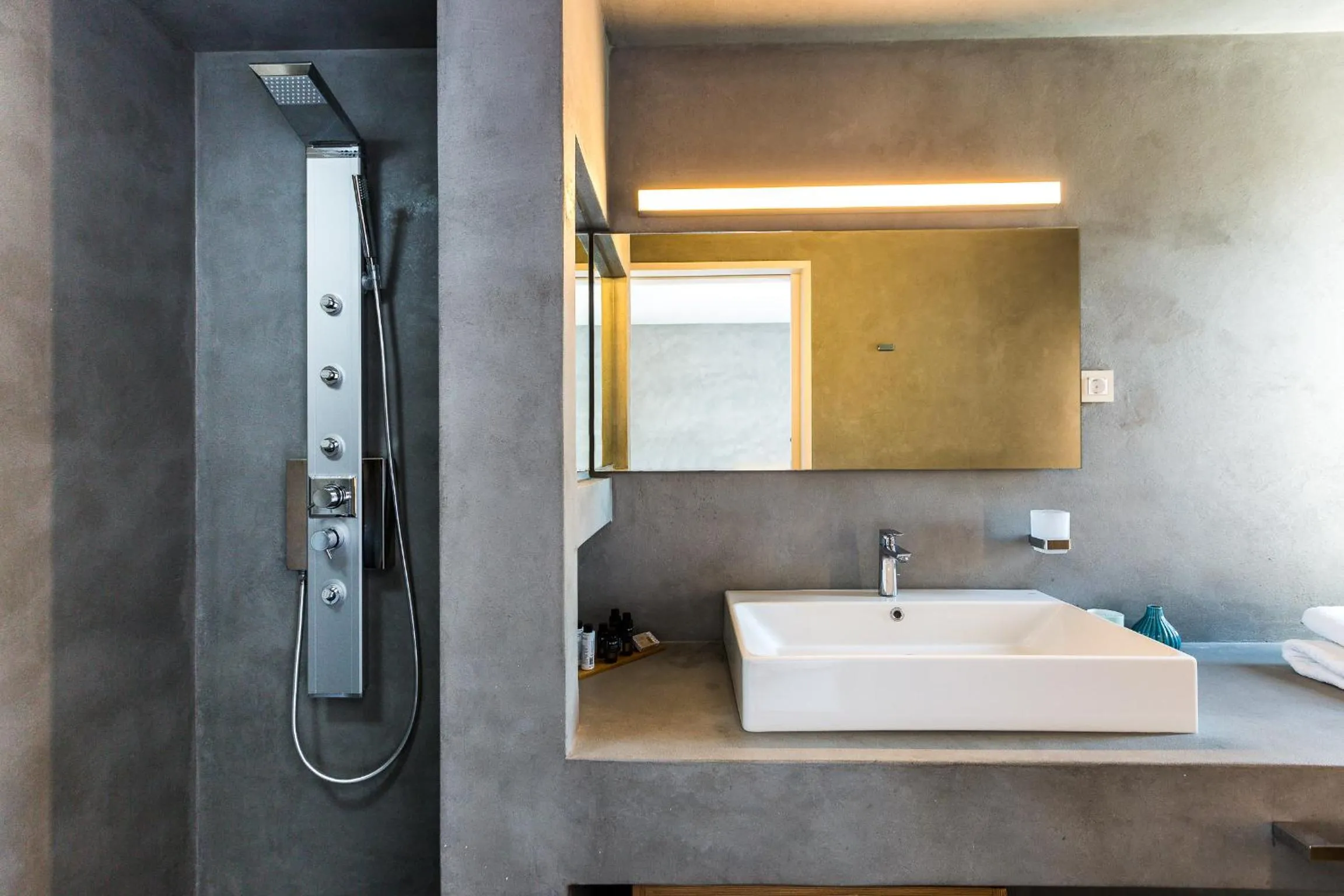 Shower in Elea Villas - Aspro & Blanche