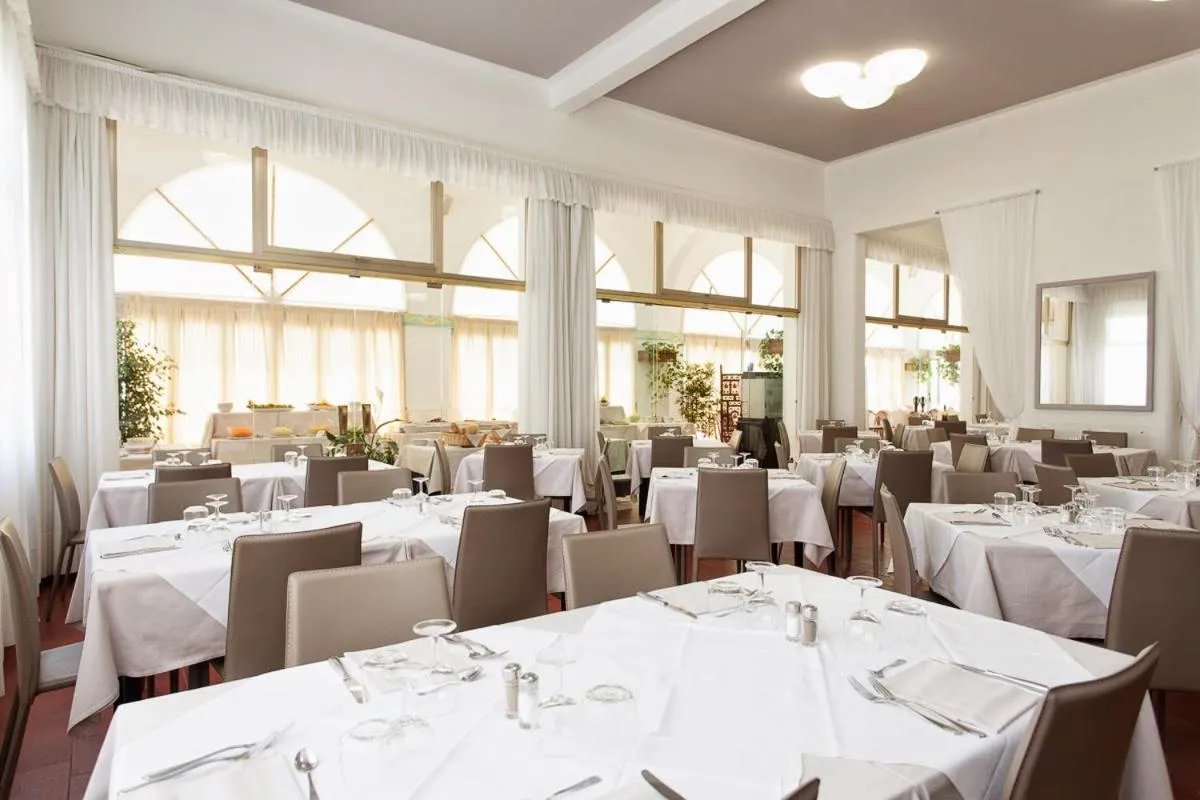 Restaurant/places to eat in Hotel Marina