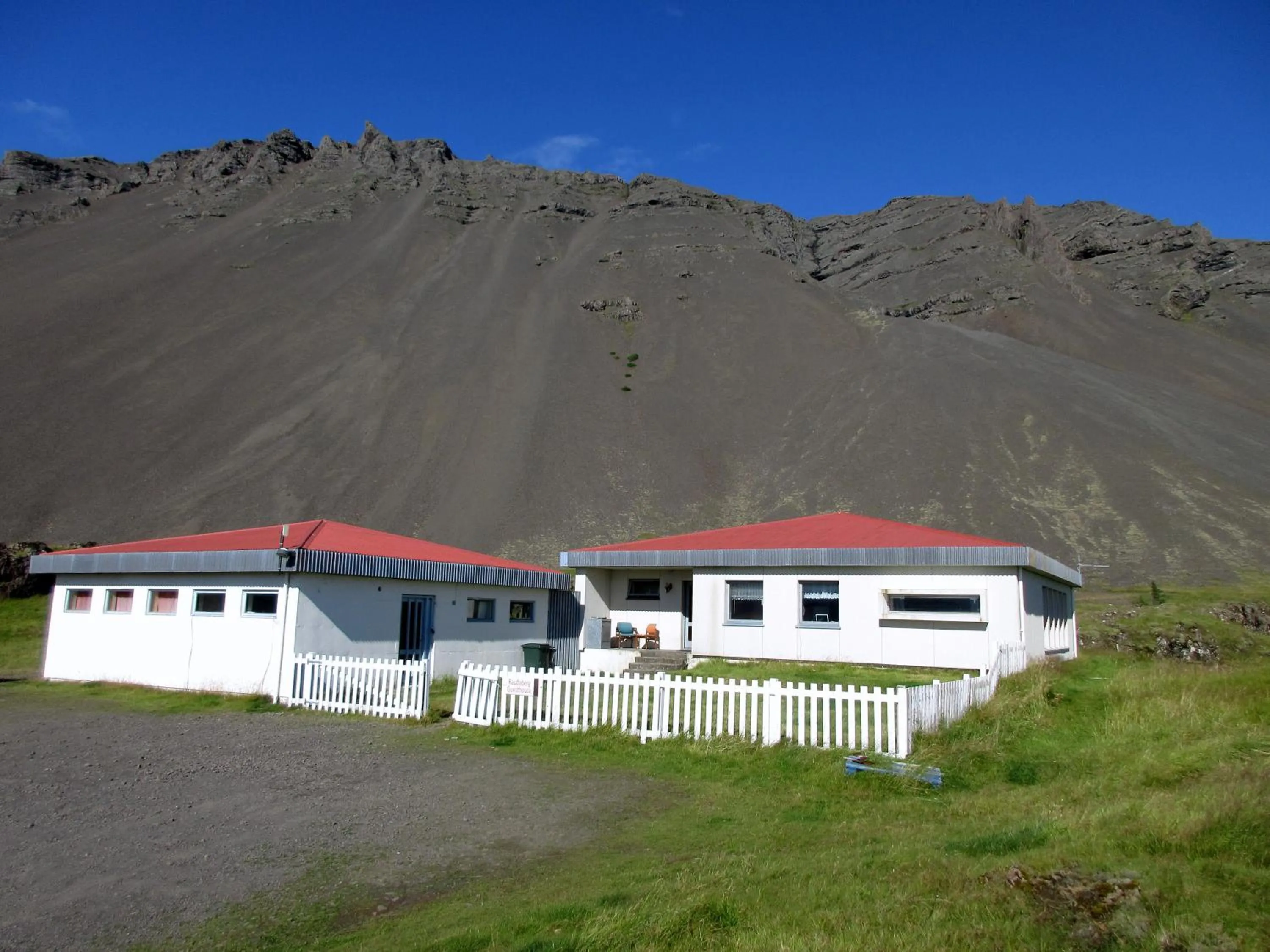 Facade/entrance in Rauðaberg II
