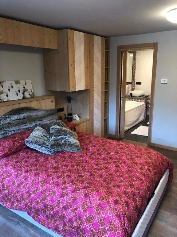 Bedroom, Bed in Aux Pieds du Roi - Suite & Spa