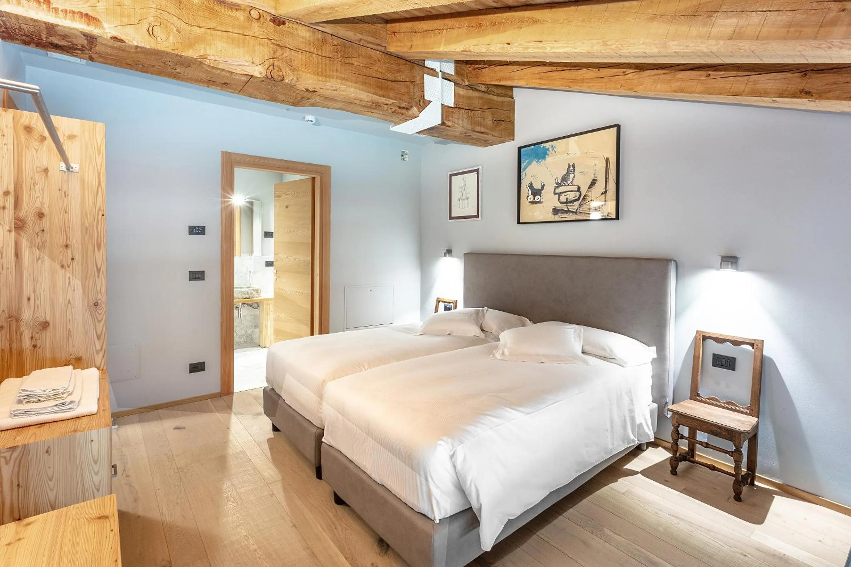 Bedroom, Bed in Aux Pieds du Roi - Suite & Spa