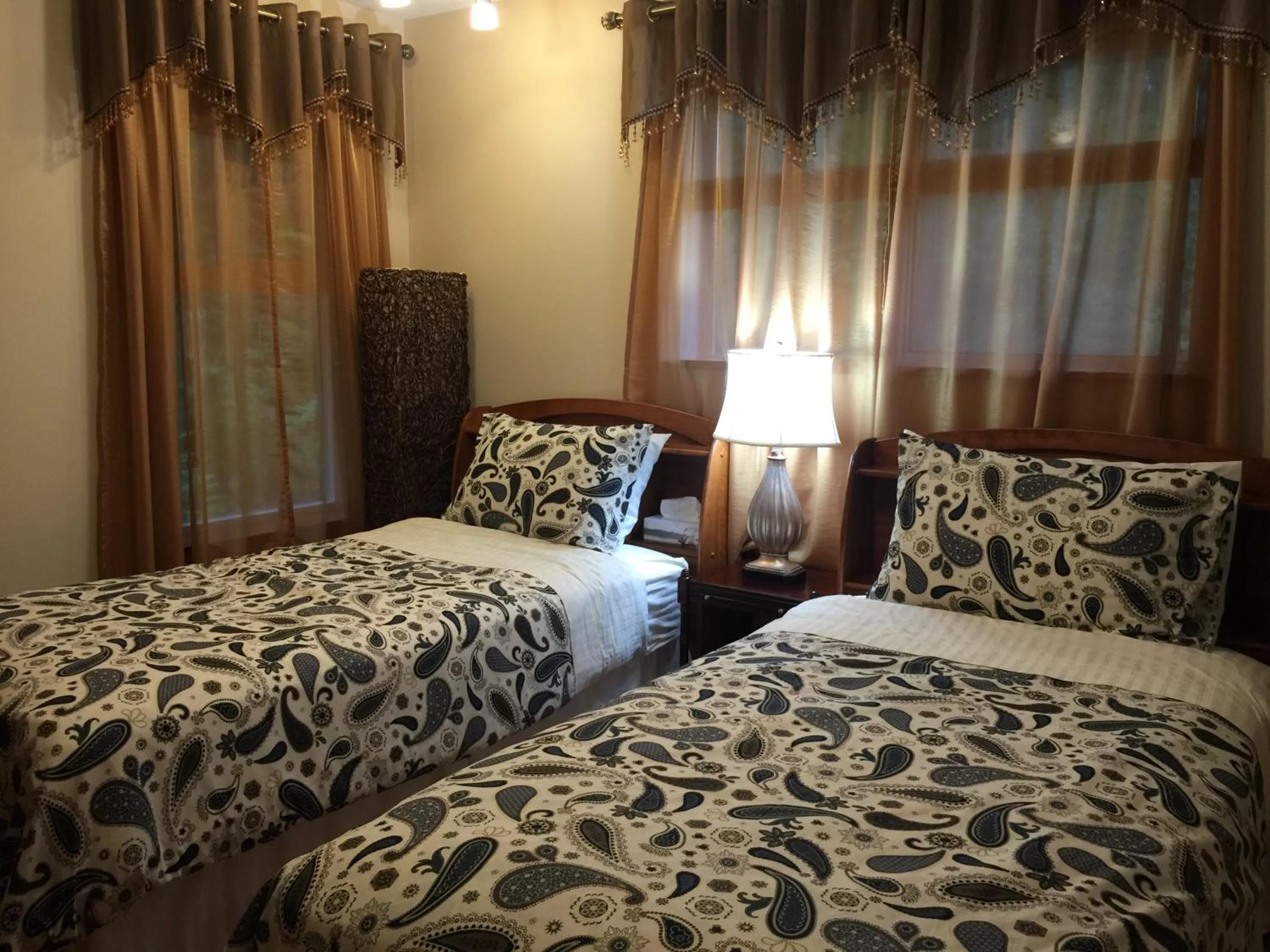 Bedroom, Bed in Garden Bridge House