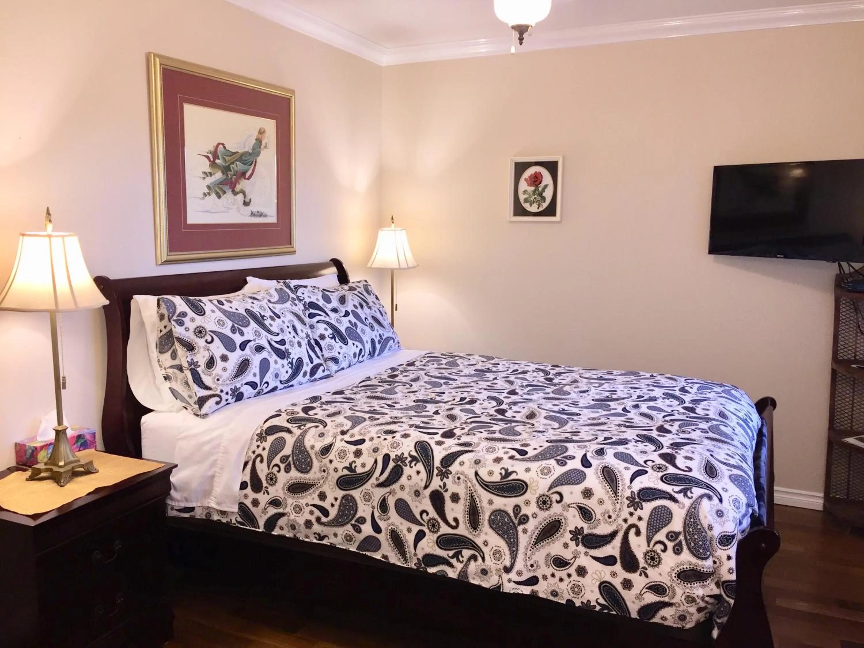 Bed in Garden Bridge House