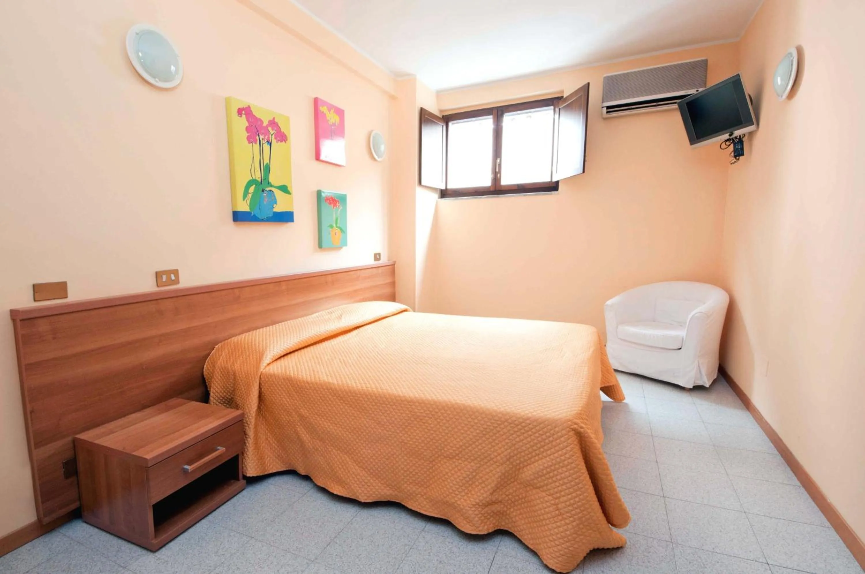 Photo of the whole room, Bed in Hotel Viterbo Inn