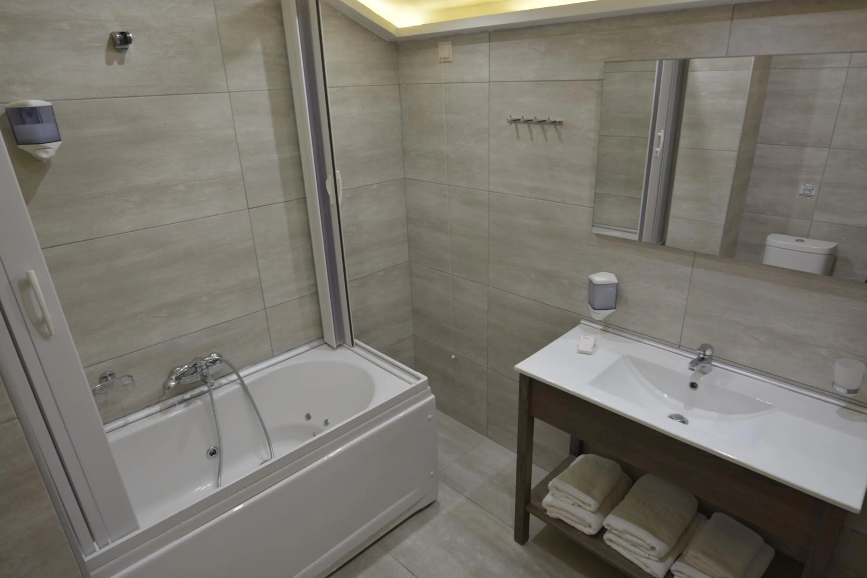 Shower in Perinthos Hotel