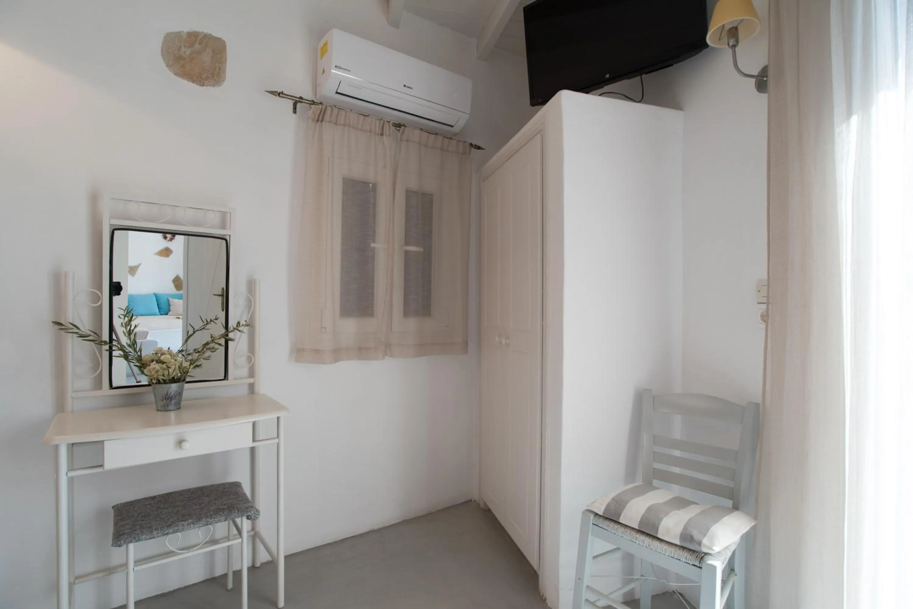 Decorative detail in KrotiriBay adults