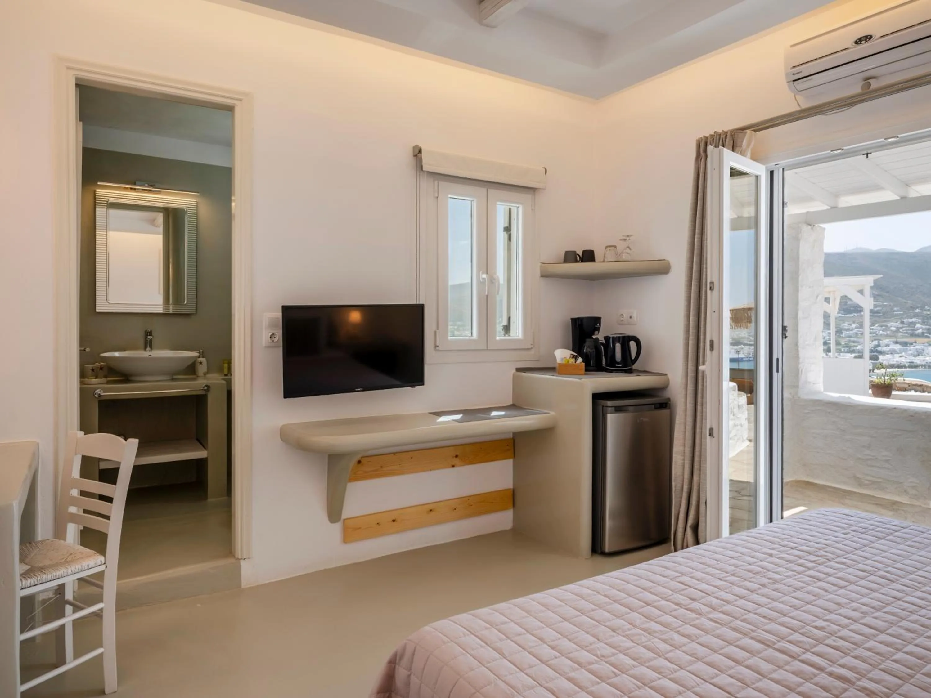 Bed in KrotiriBay adults