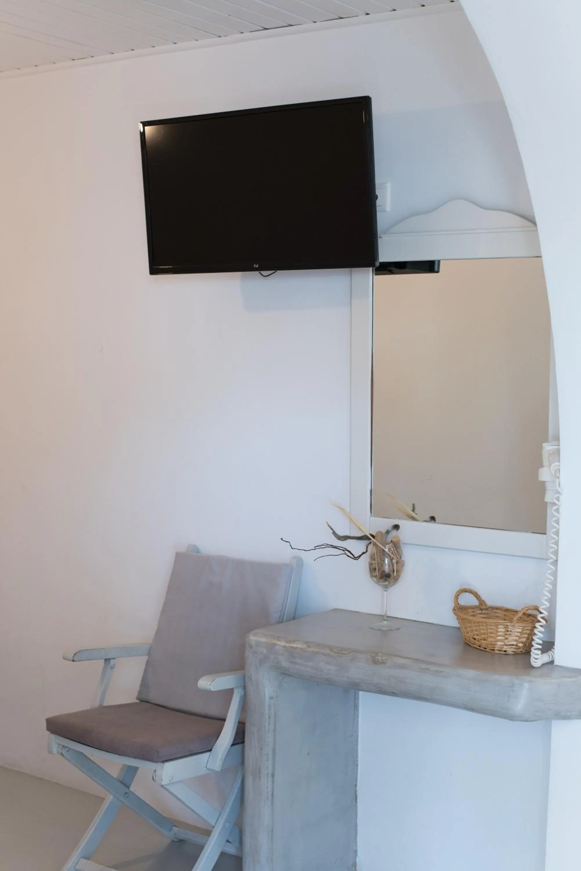 TV and multimedia in KrotiriBay adults