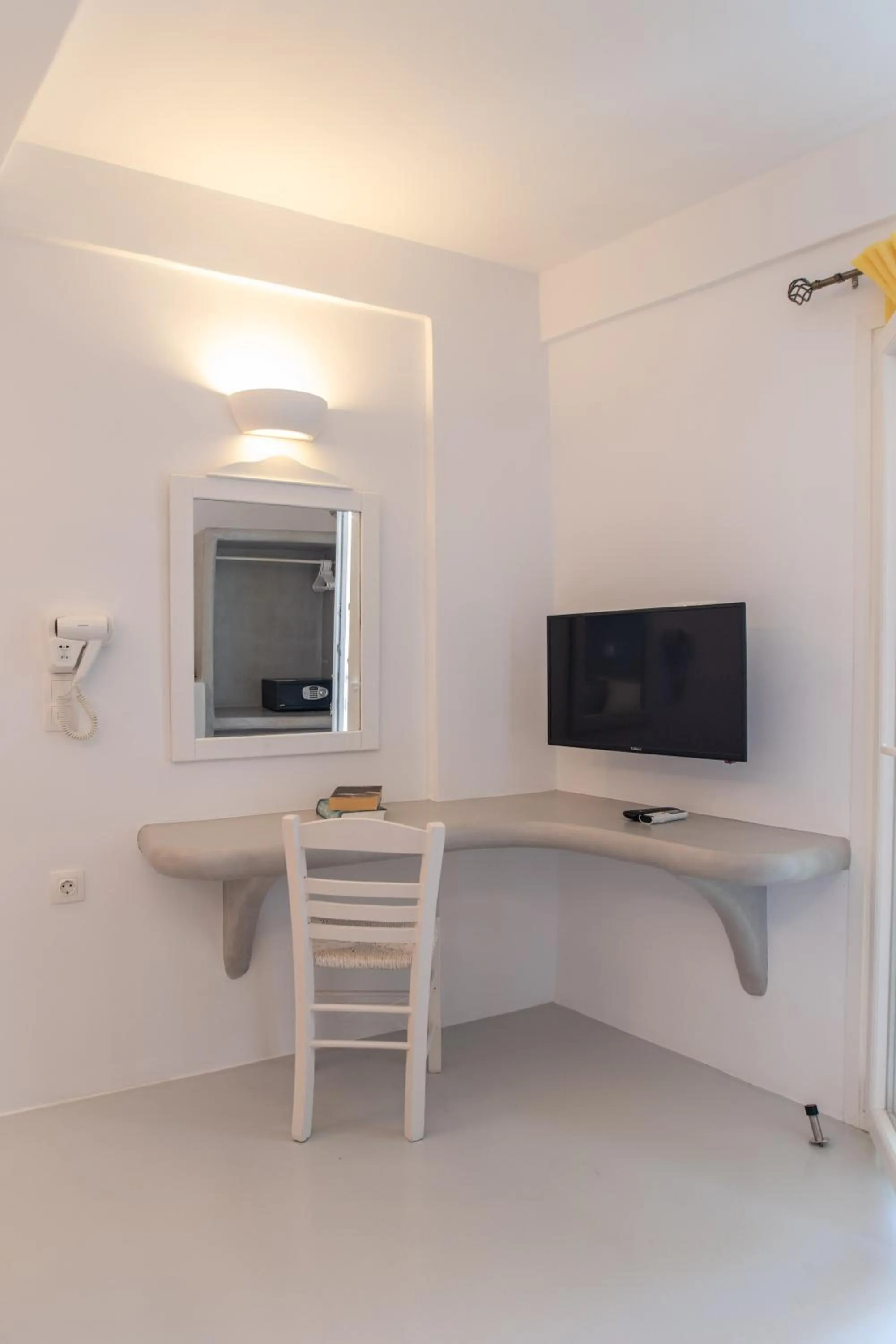 TV and multimedia in KrotiriBay adults