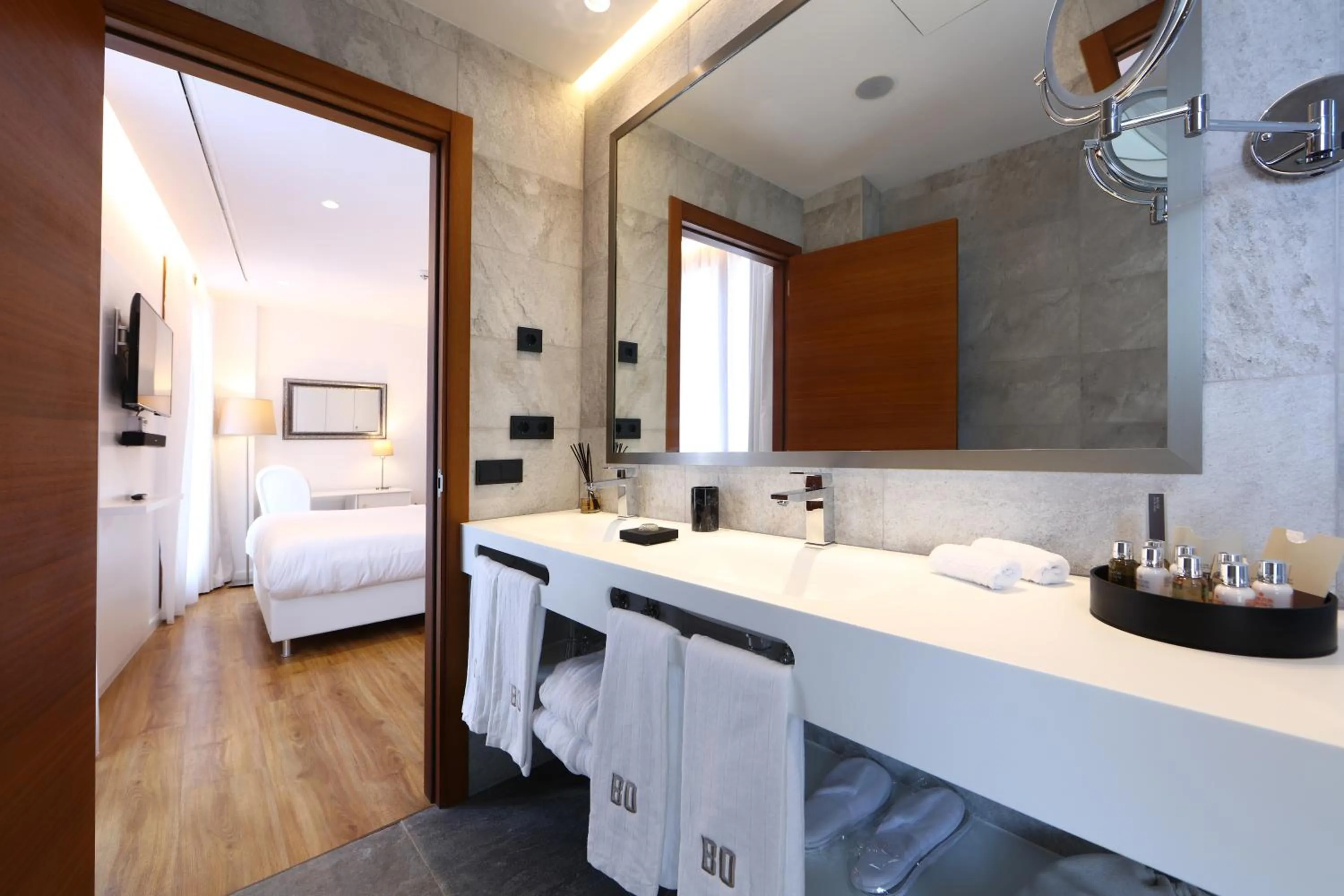 Bathroom, Bed in BO Hotel Palma