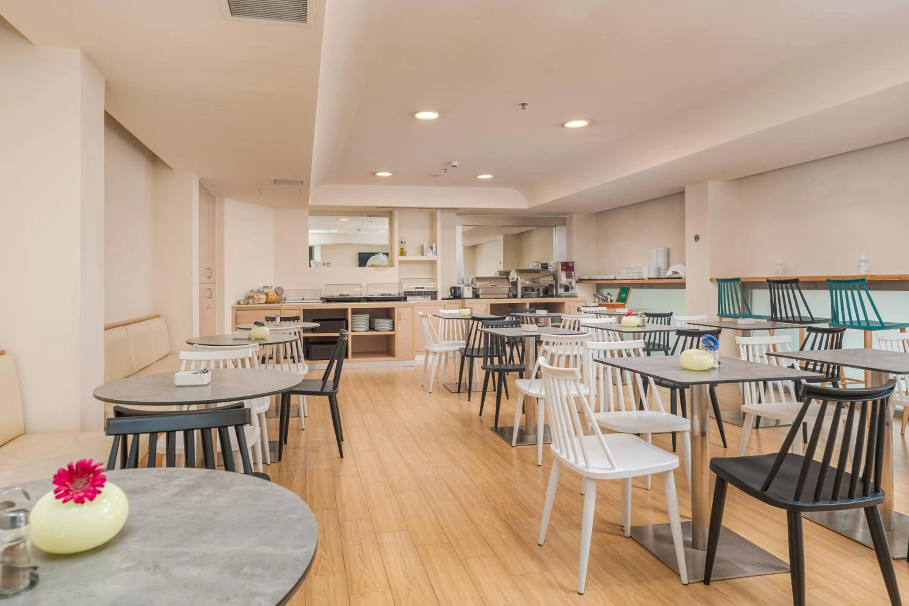 Restaurant/places to eat in Chic Hotel