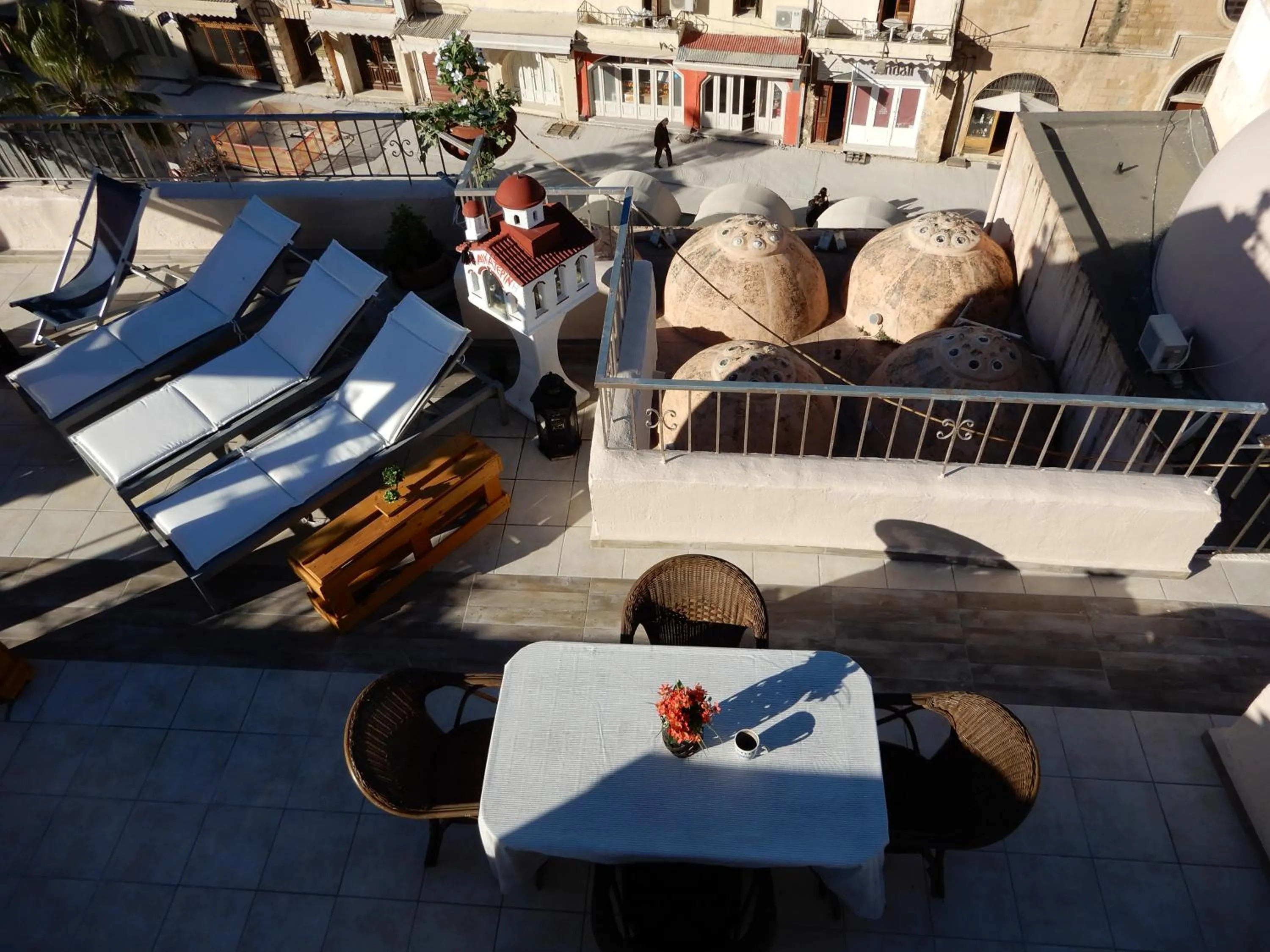 Day in Nikolas Rooms