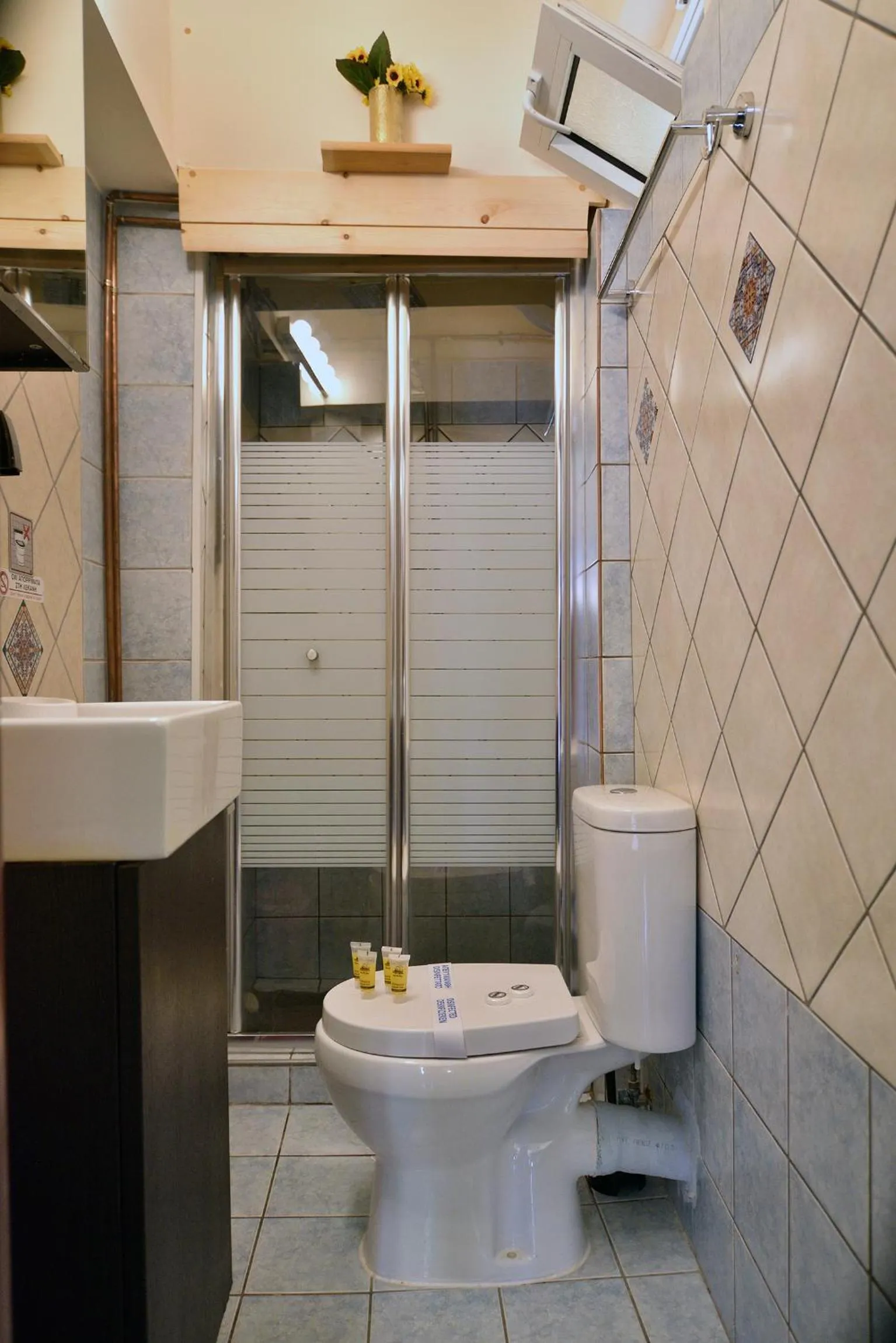 Shower in Nikolas Rooms