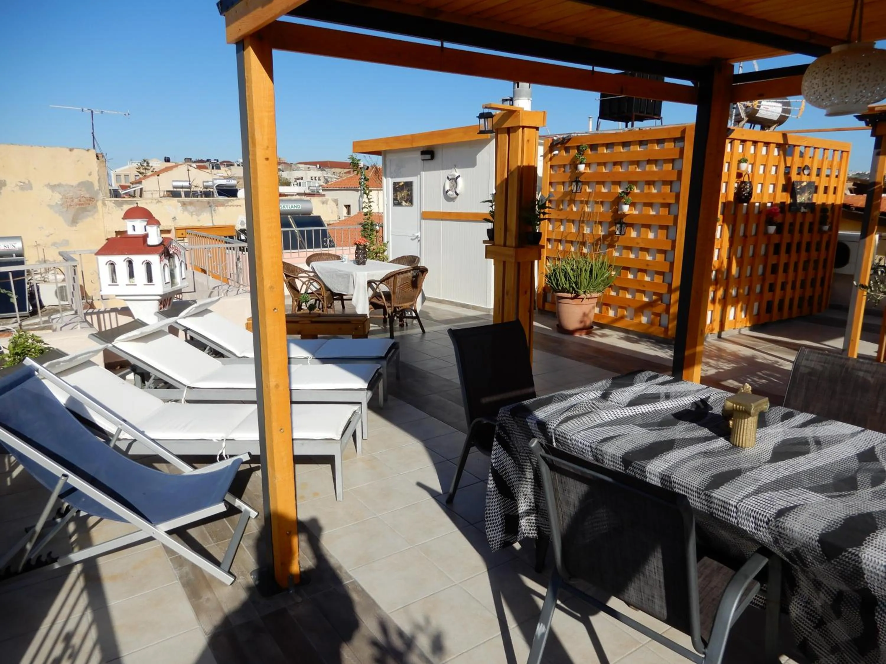 Day in Nikolas Rooms