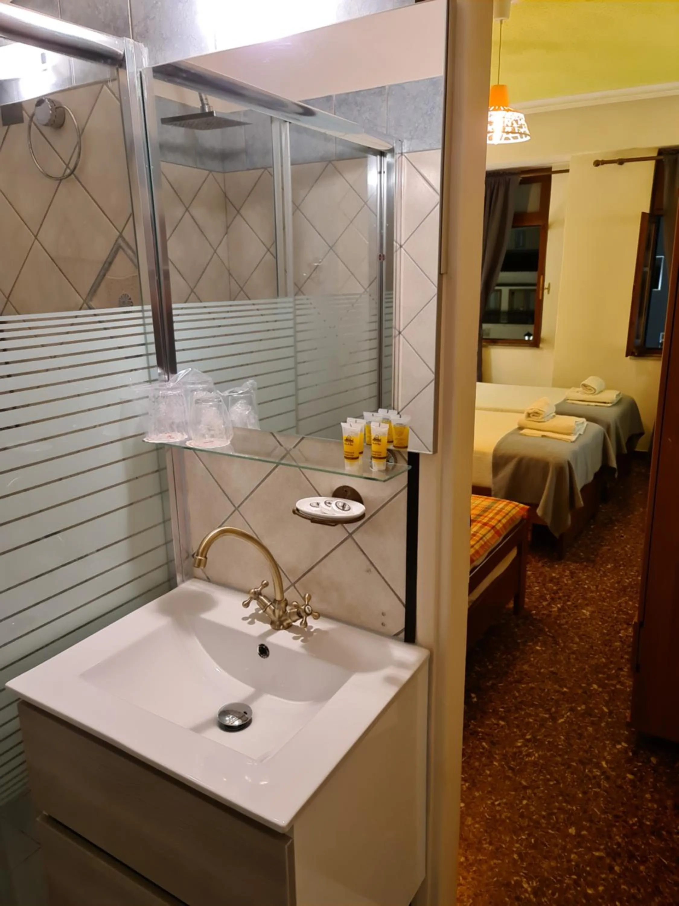 Bathroom, Bed in Nikolas Rooms