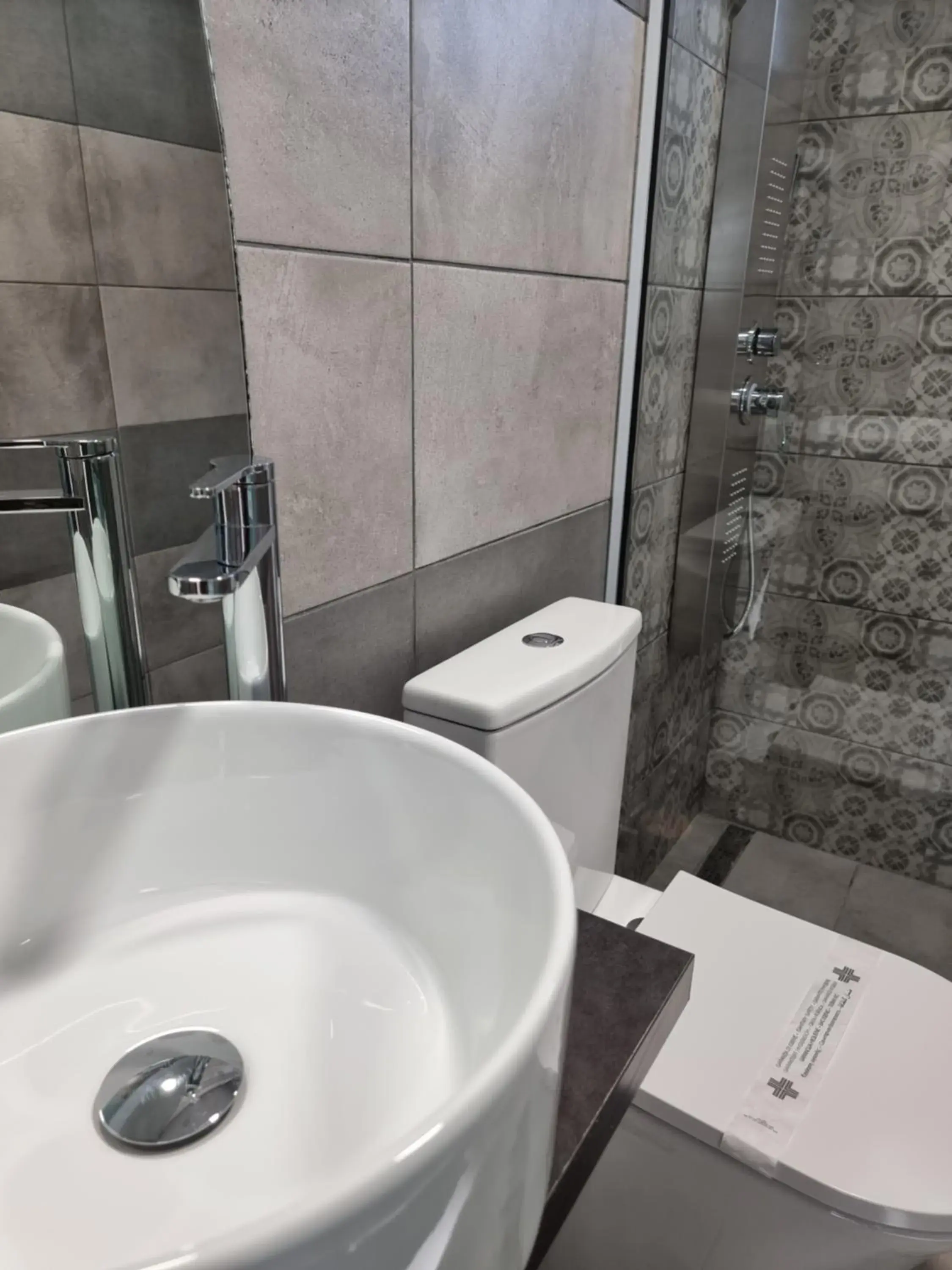 Bathroom in Hotel Nefeli Bathroom in Hotel Nefeli