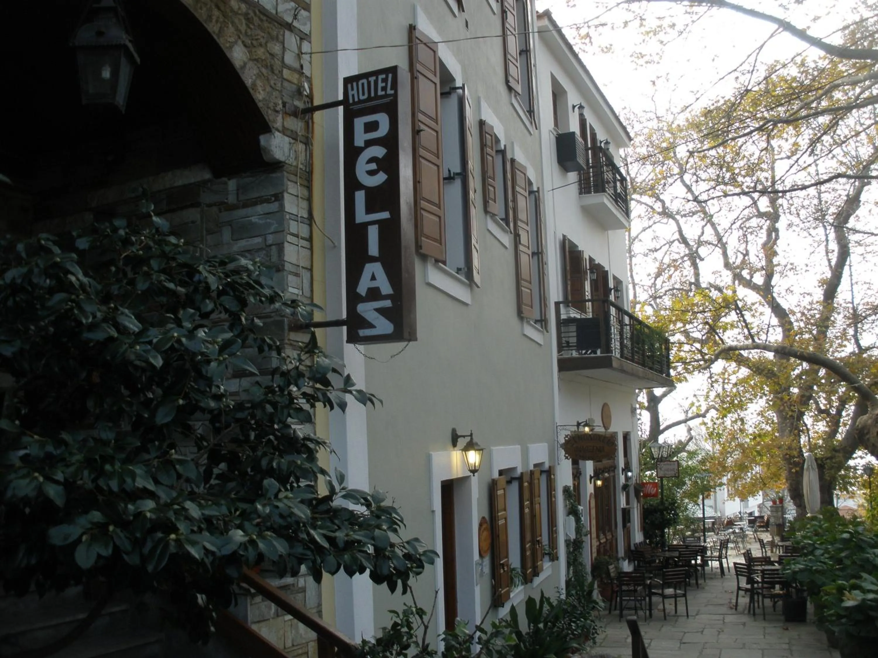 Restaurant/places to eat in Pelias Hotel