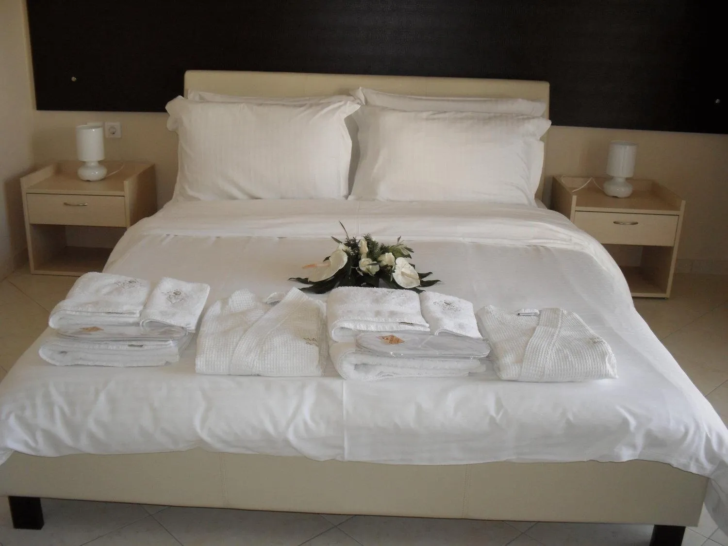 Bed in Kyknos De Luxe Suites & Rooms