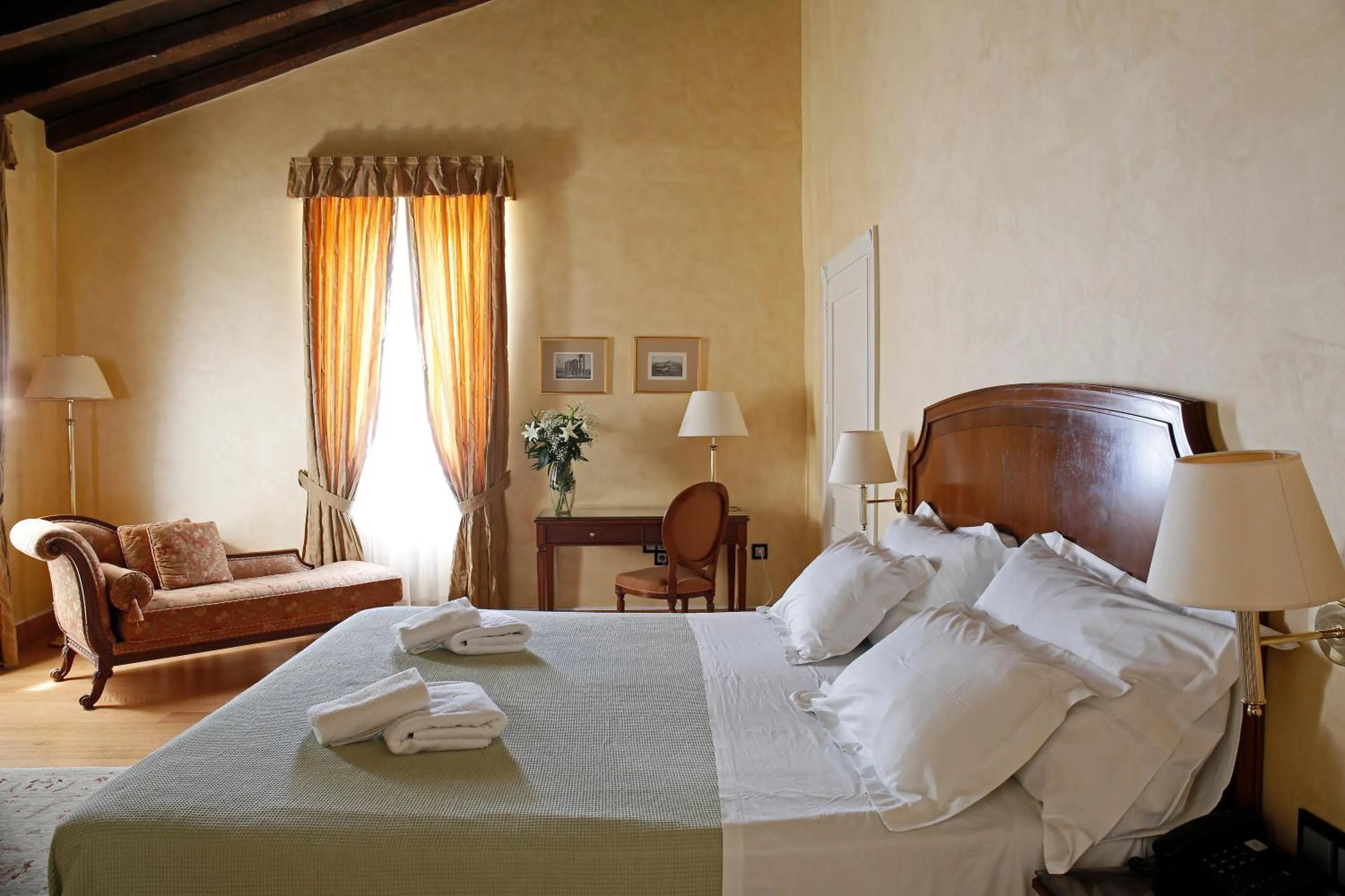 Bed in Siora Vittoria Boutique Hotel