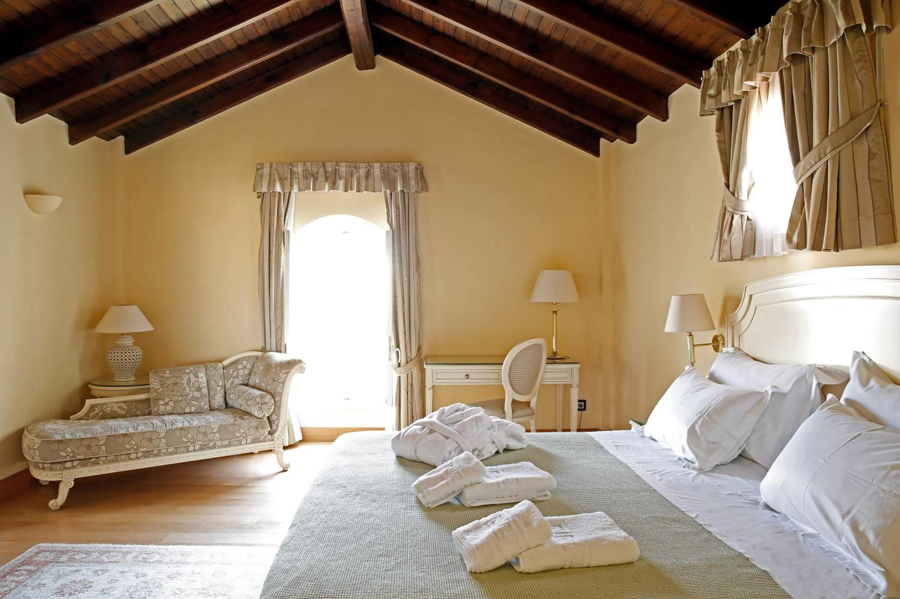 Bed in Siora Vittoria Boutique Hotel