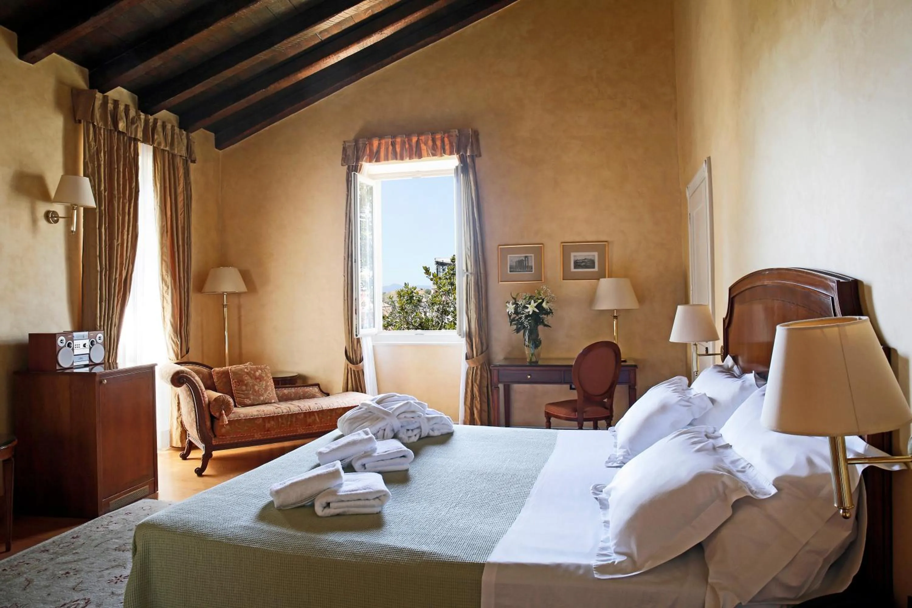 Bed in Siora Vittoria Boutique Hotel