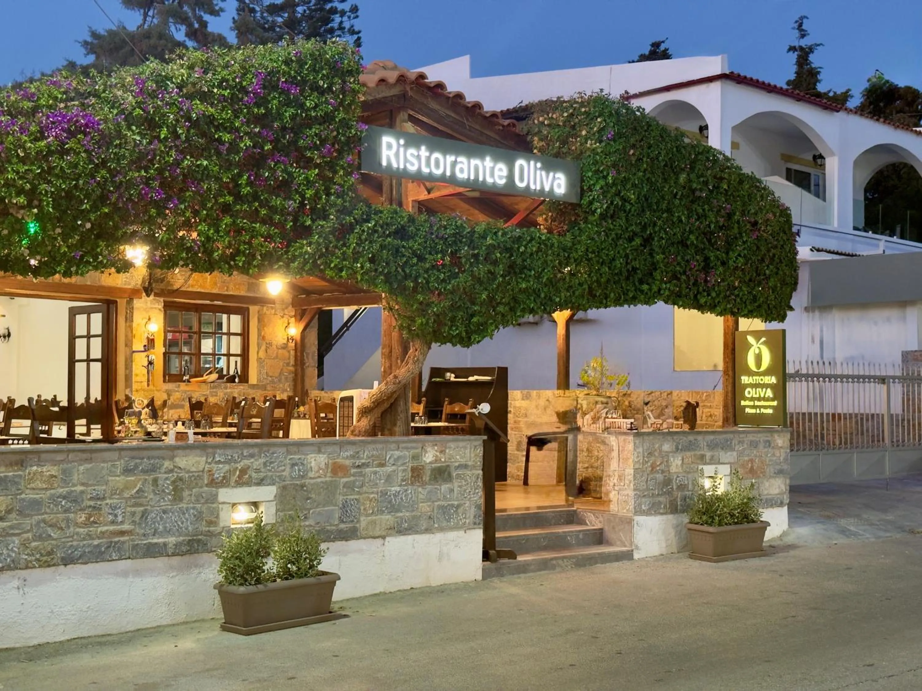 Restaurant/places to eat in Alexander Beach Hotel & Village Resort