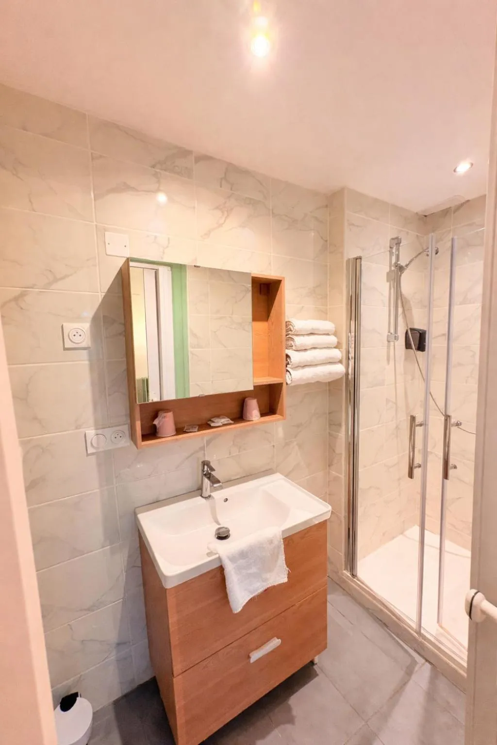 Bathroom in Le Lion d'Or