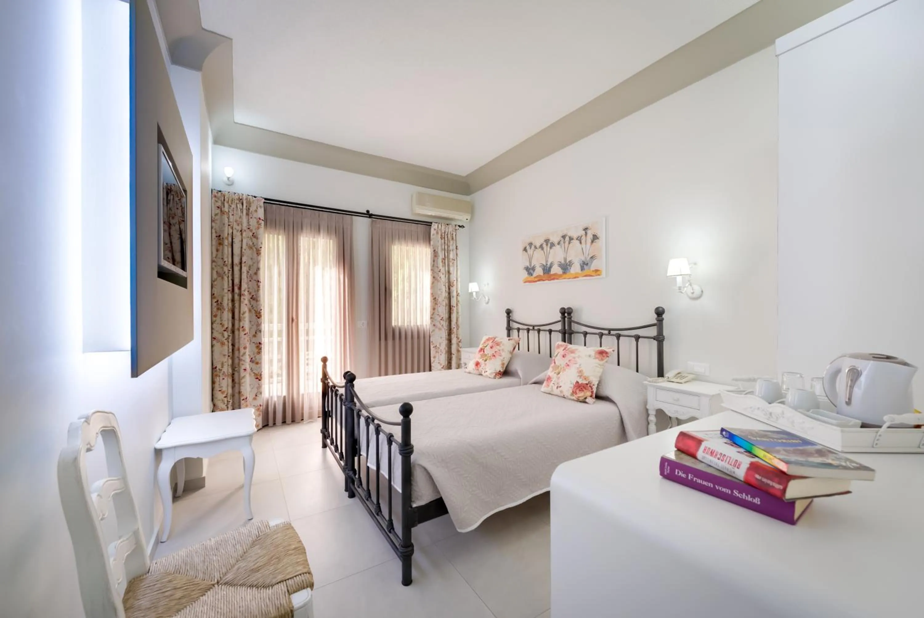 Bedroom, Bed in Zephyros Hotel