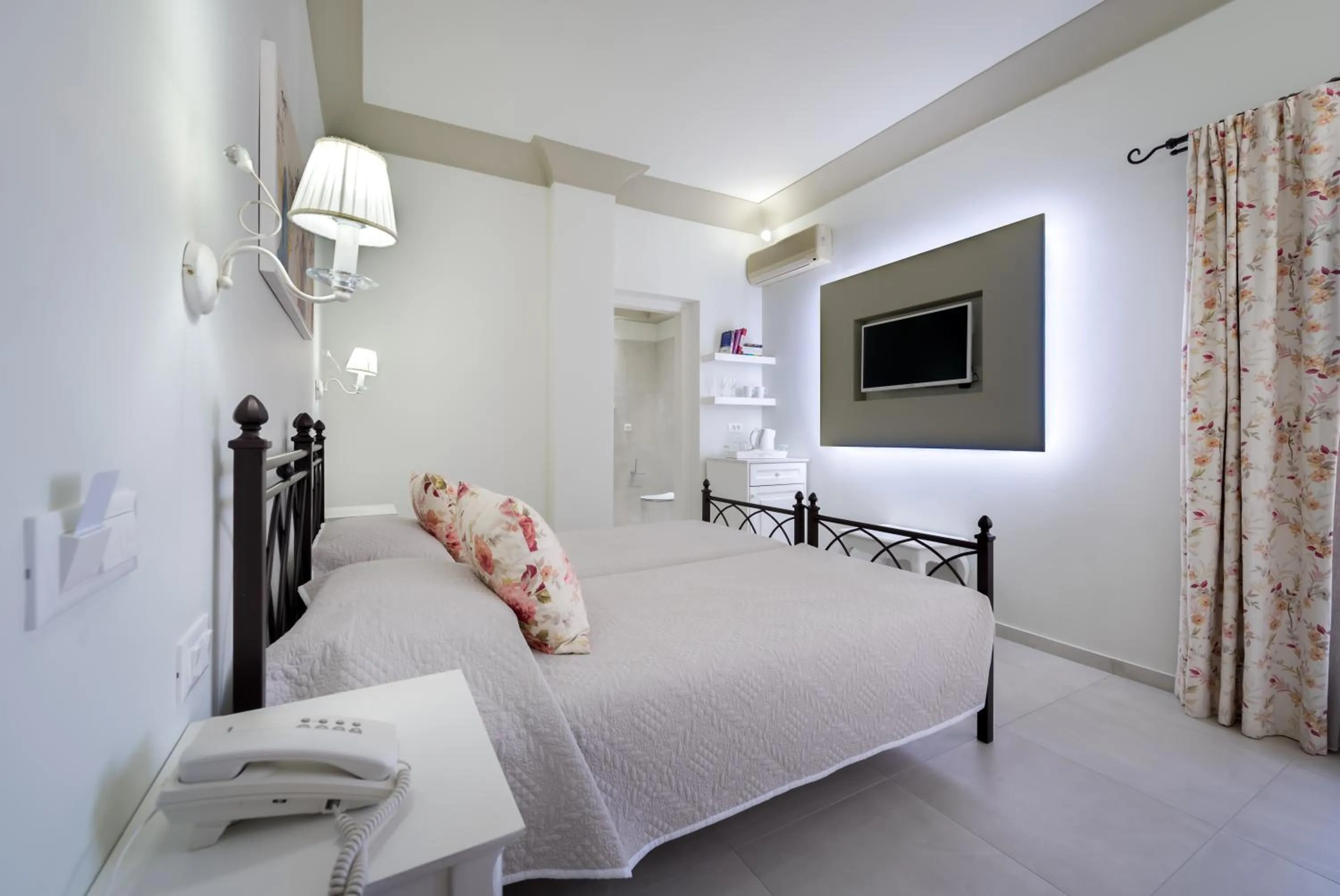 Bedroom, Bed in Zephyros Hotel