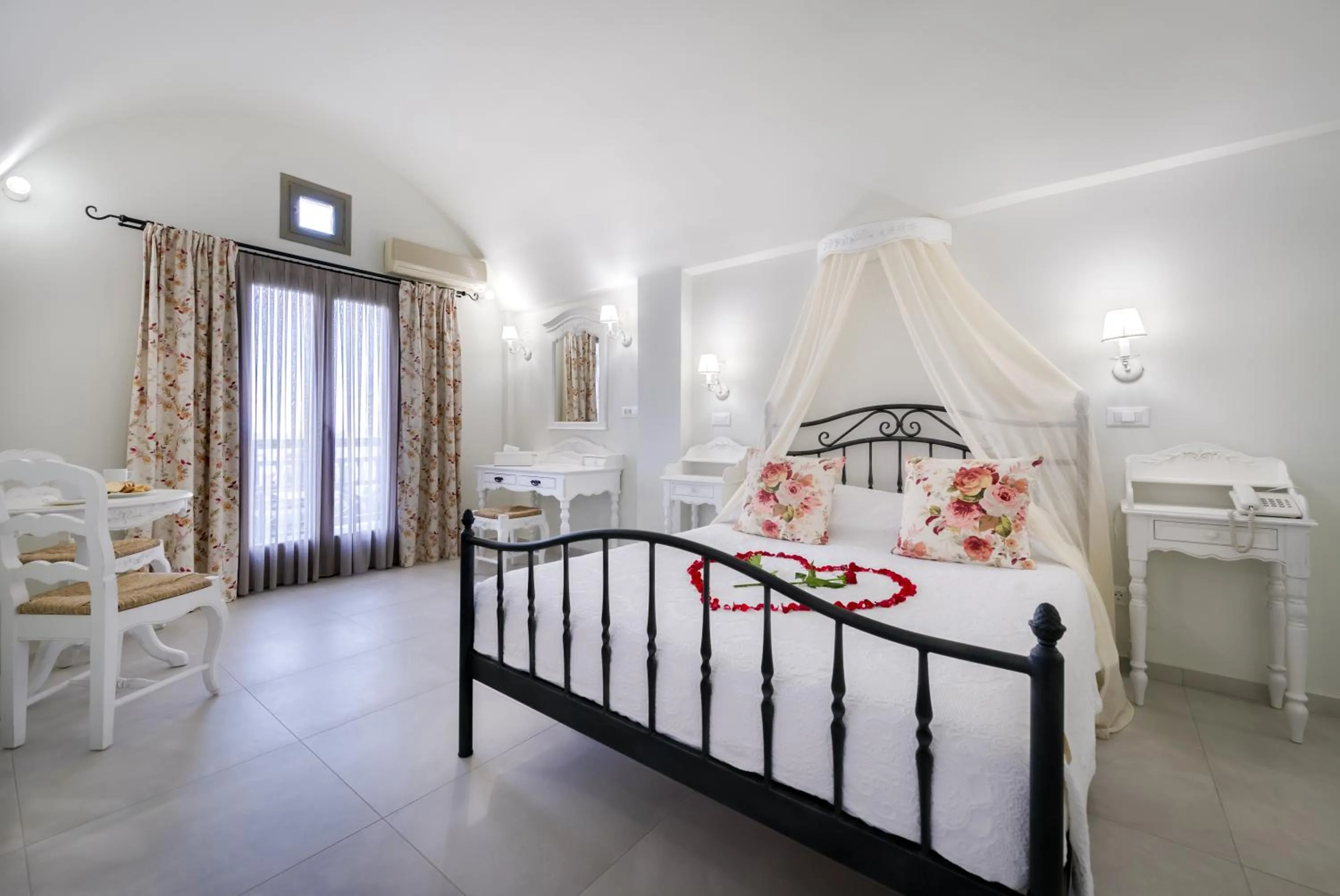 Bedroom, Bed in Zephyros Hotel