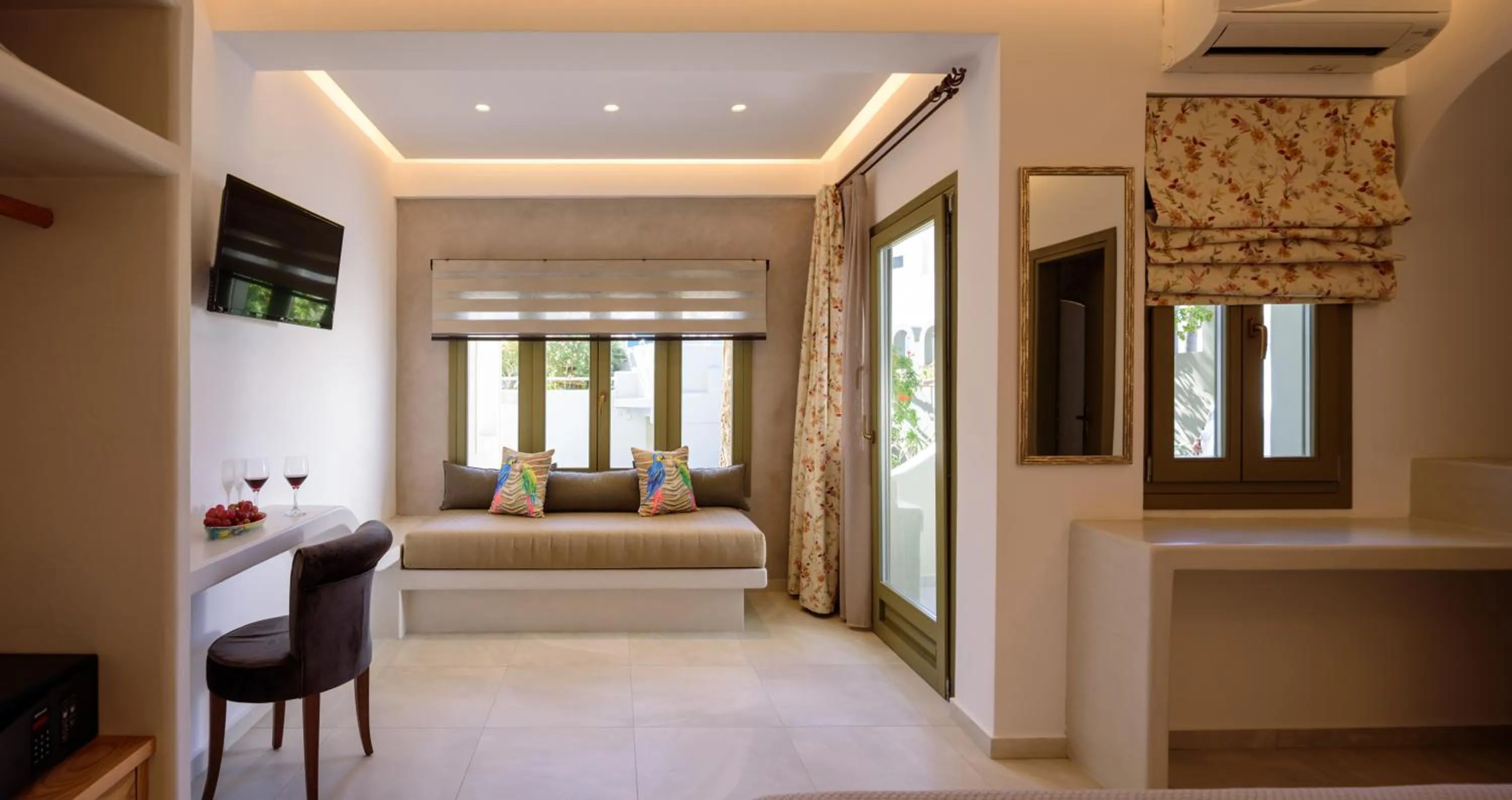 Living room, Bed in Zephyros Hotel