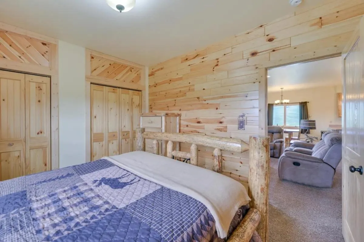 Bed in Sportsman Lodge Melrose MT