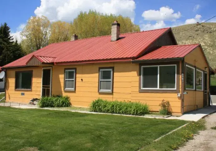 Three-Bedroom House in Sportsman Lodge Melrose MT Three-Bedroom House in Sportsman Lodge Melrose MT