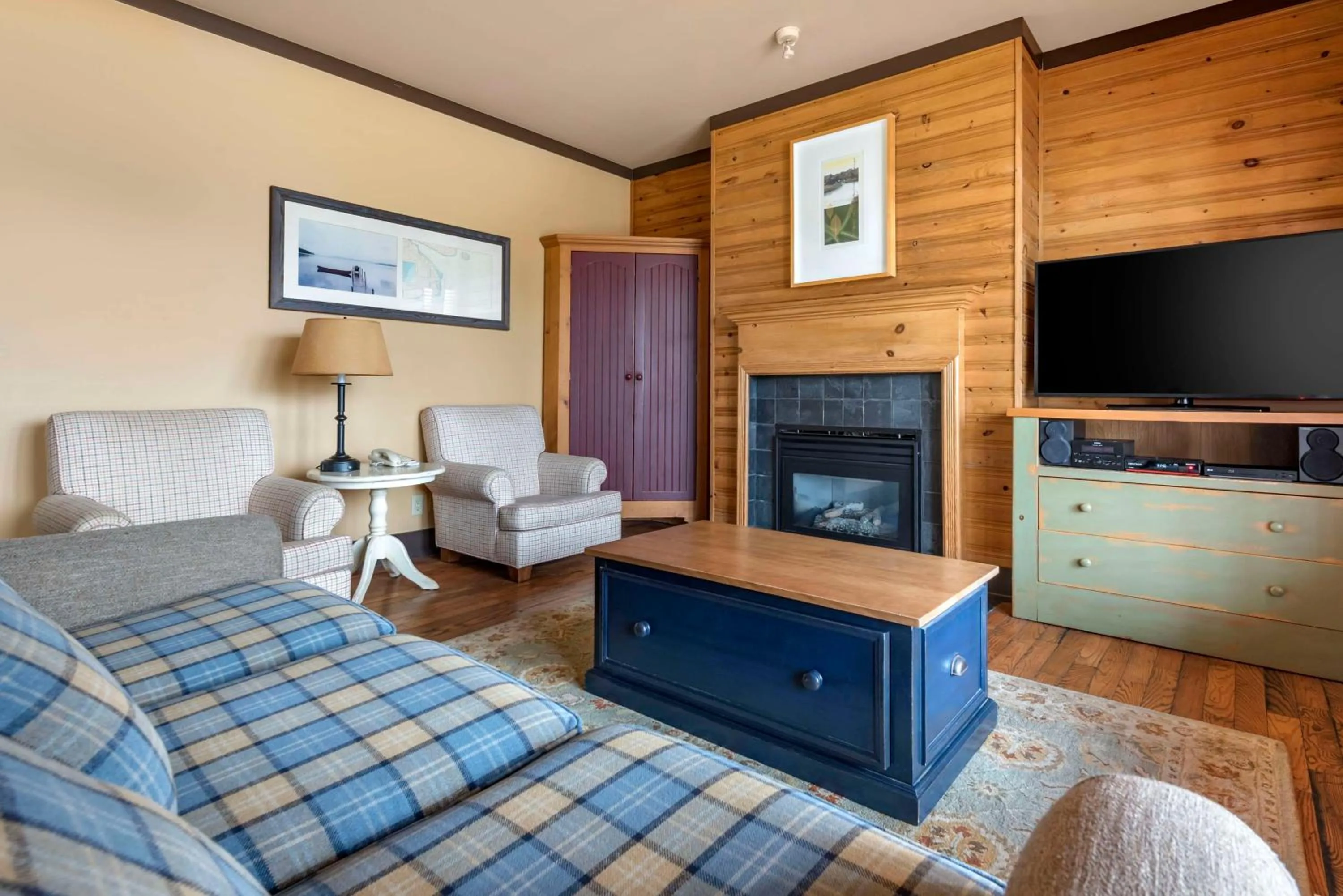 Living room in Hilton Grand Vacations Club Blue Mountain Canada