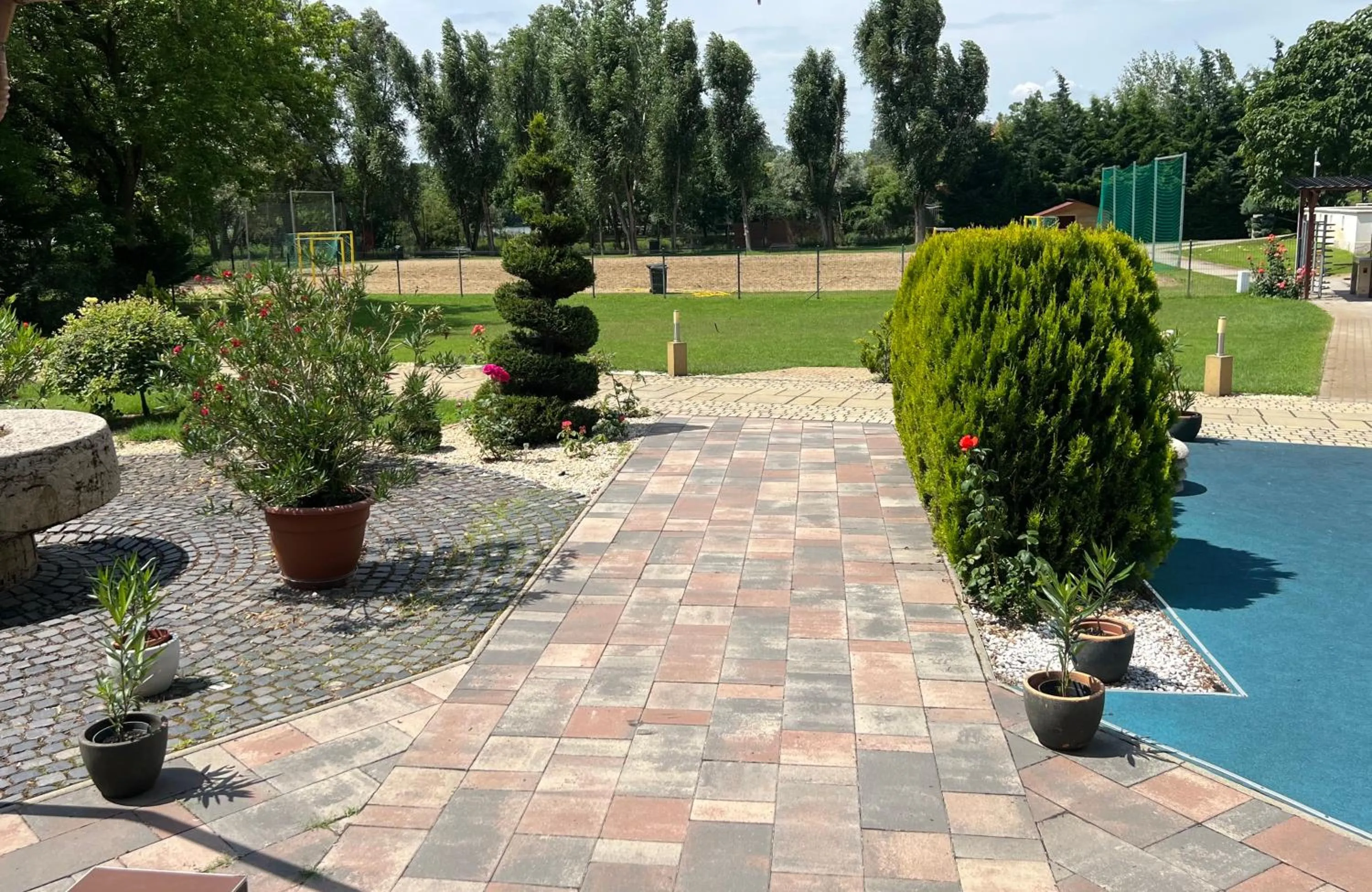 Garden view in Hotel Írisz