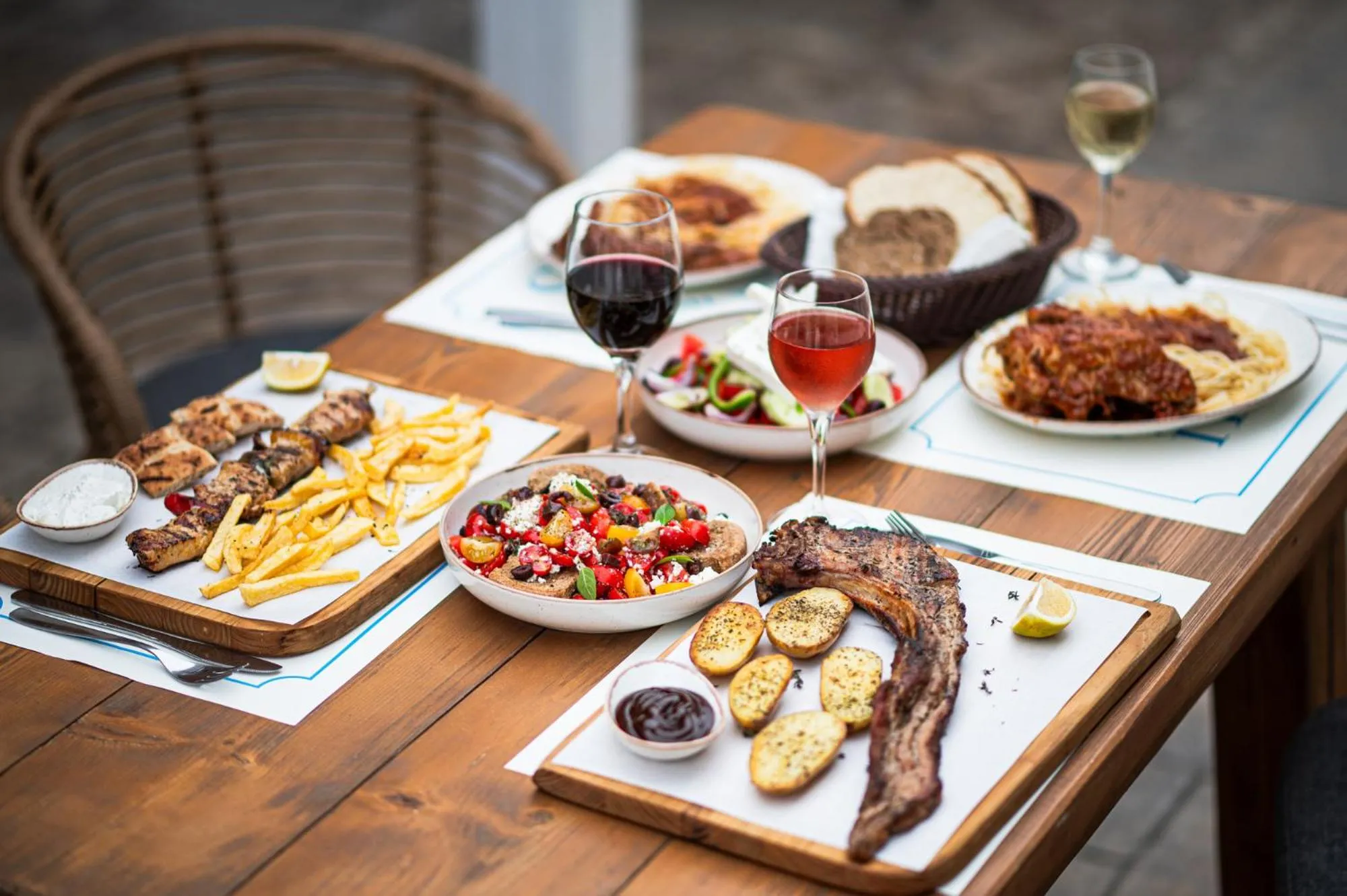 Restaurant/places to eat in Itilo Traditional Hotel